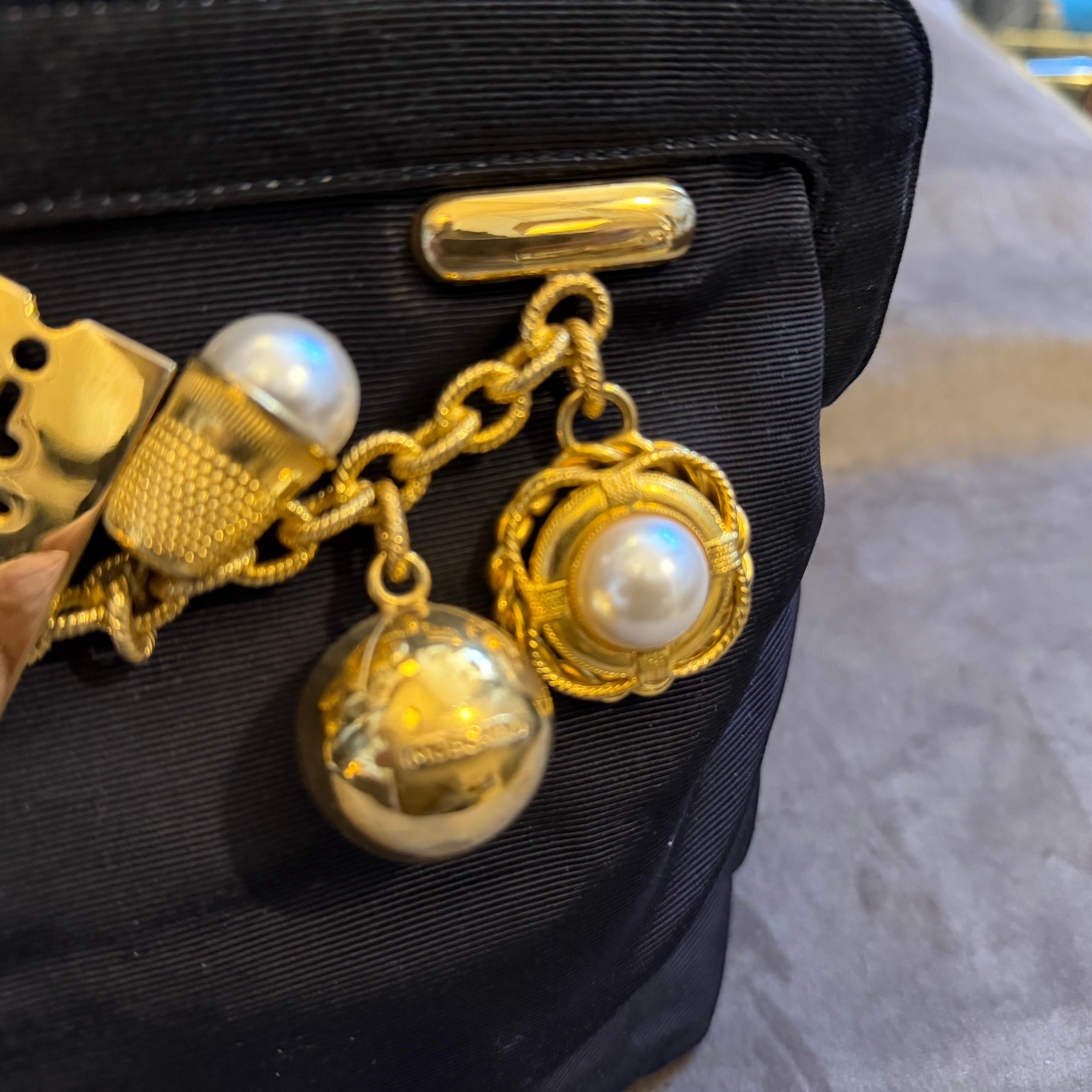 Pochette iconique des années 1980 en tissu noir et breloques en laiton de Franco Moschino en vente 9