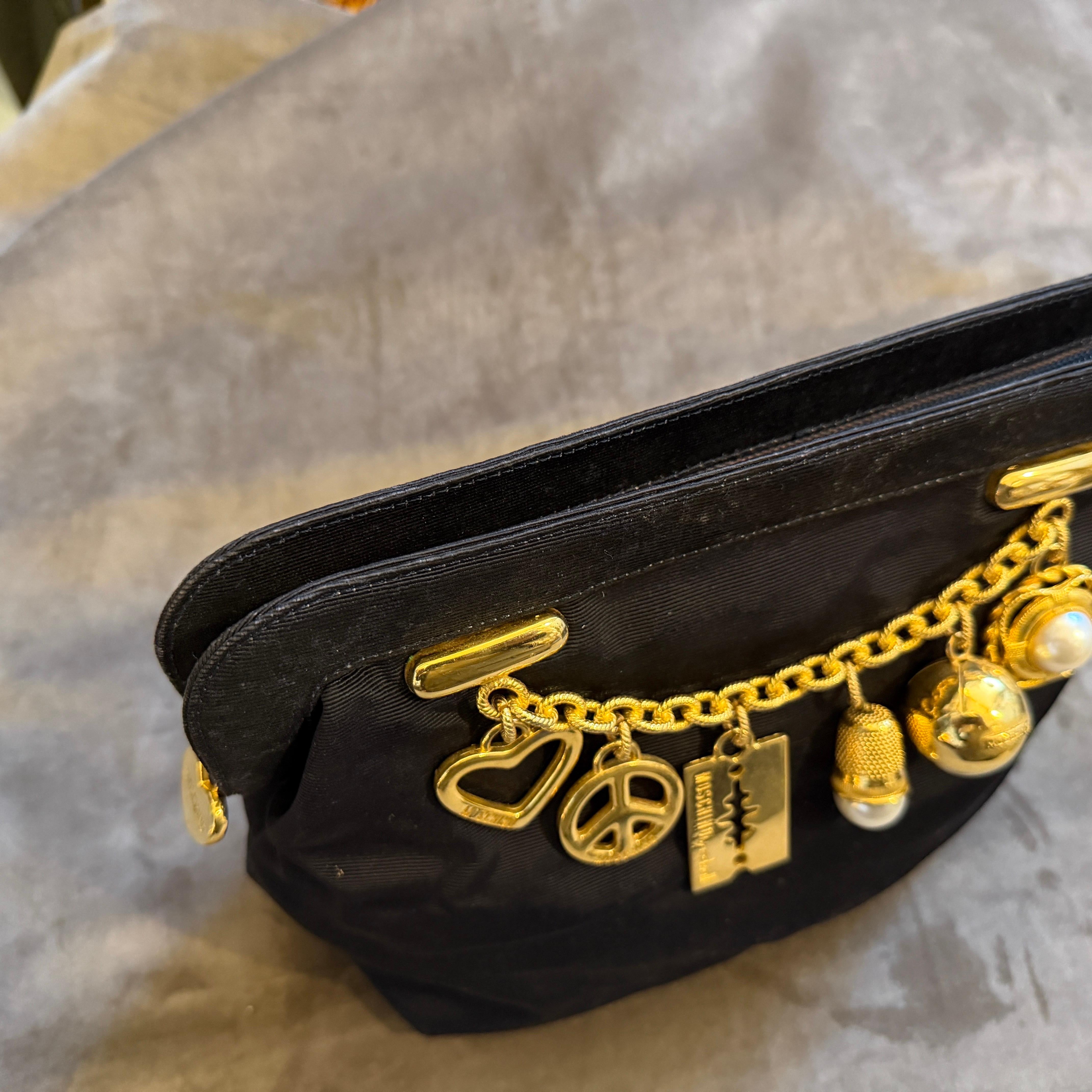 Pochette iconique des années 1980 en tissu noir et breloques en laiton de Franco Moschino en vente 10
