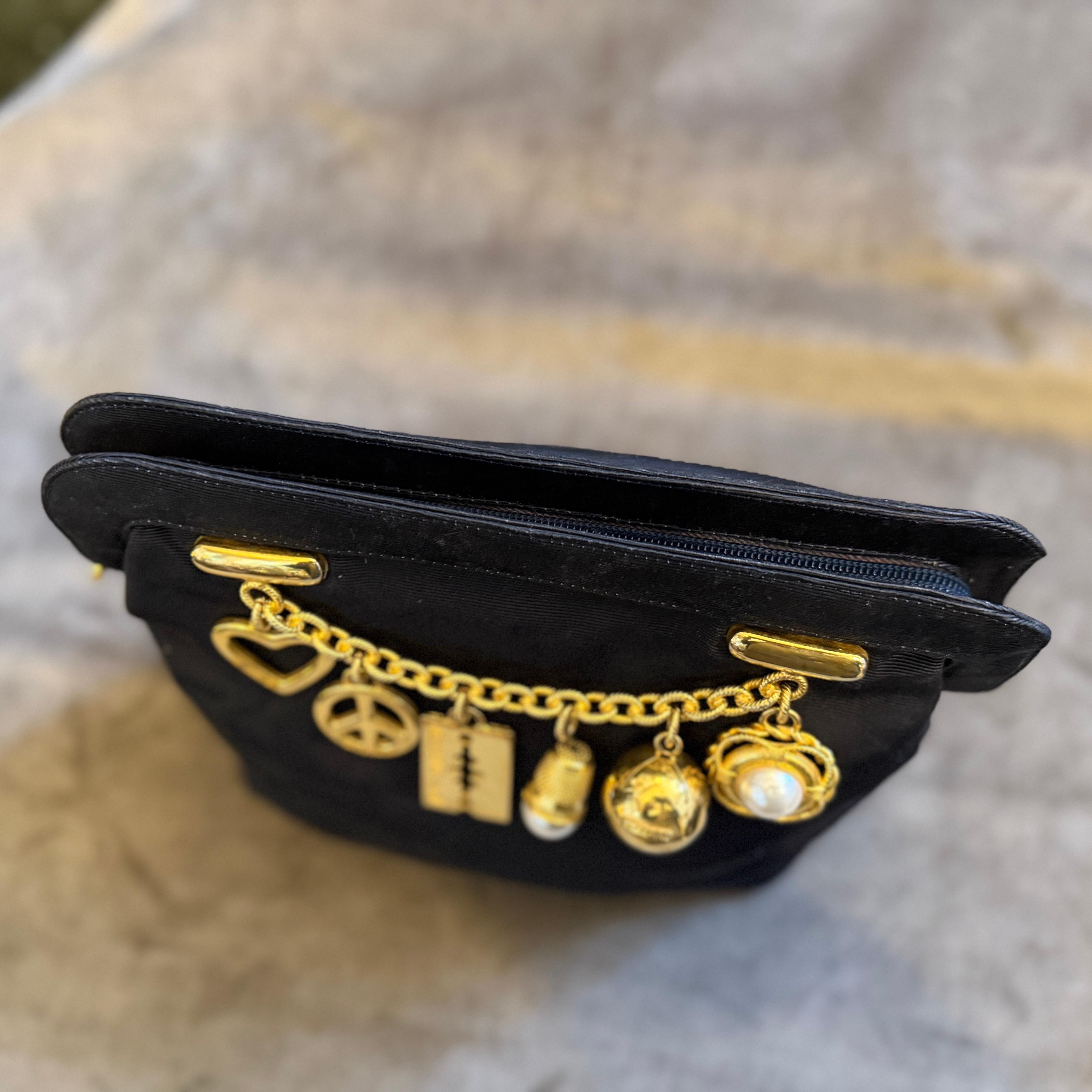 Pochette iconique des années 1980 en tissu noir et breloques en laiton de Franco Moschino en vente 11