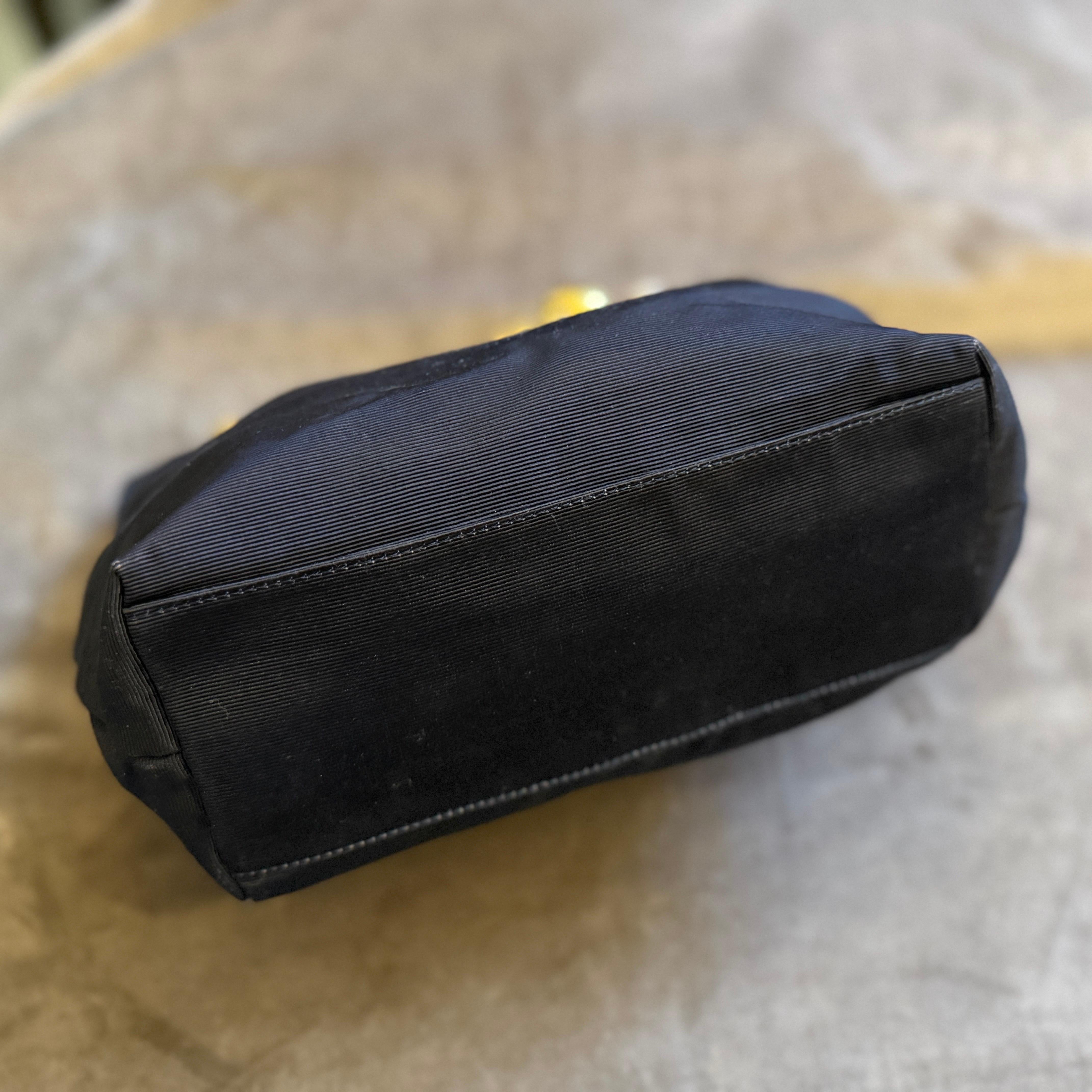 Pochette iconique des années 1980 en tissu noir et breloques en laiton de Franco Moschino en vente 12