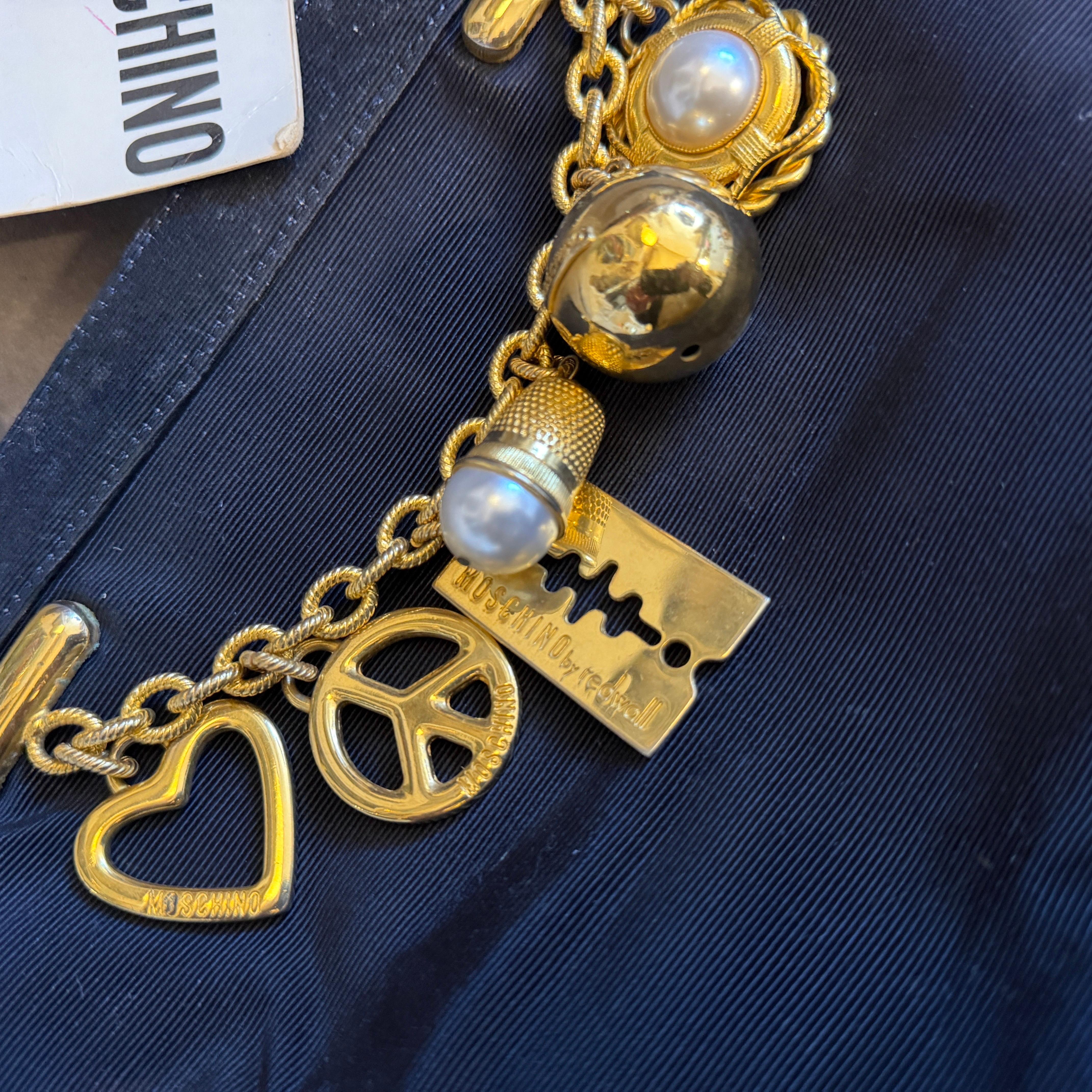 Noir Pochette iconique des années 1980 en tissu noir et breloques en laiton de Franco Moschino en vente