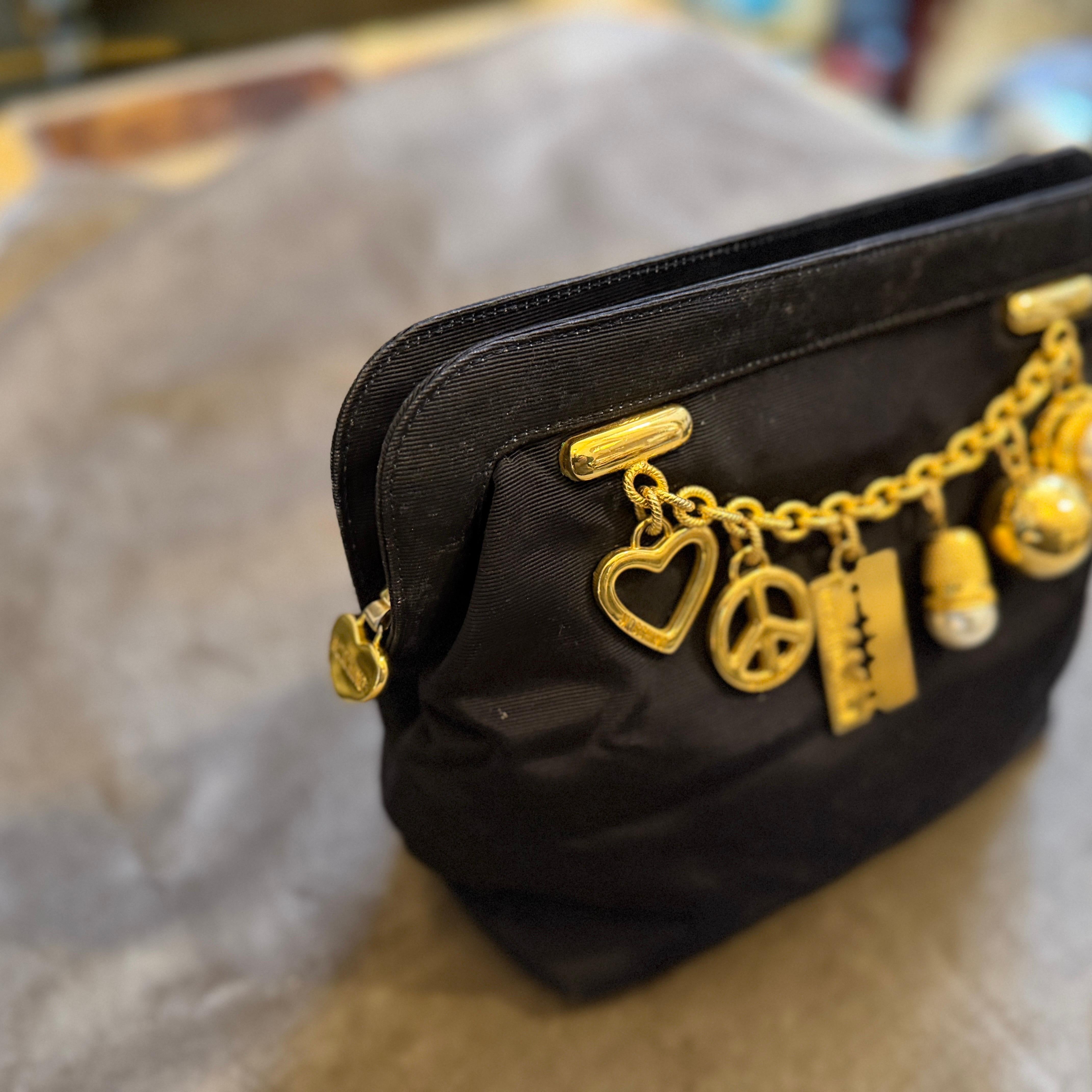 Pochette iconique des années 1980 en tissu noir et breloques en laiton de Franco Moschino Pour femmes en vente