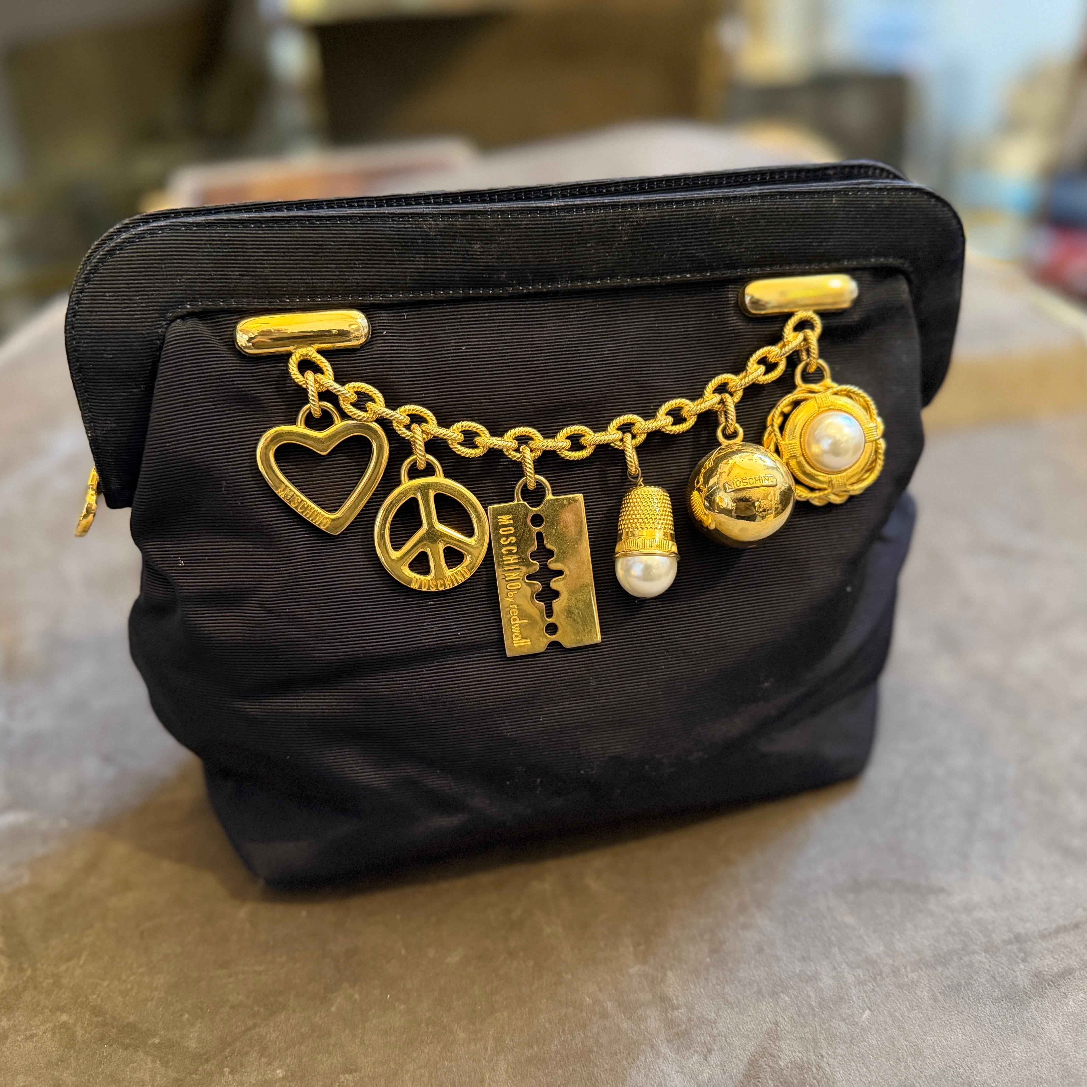 Pochette iconique des années 1980 en tissu noir et breloques en laiton de Franco Moschino en vente 1