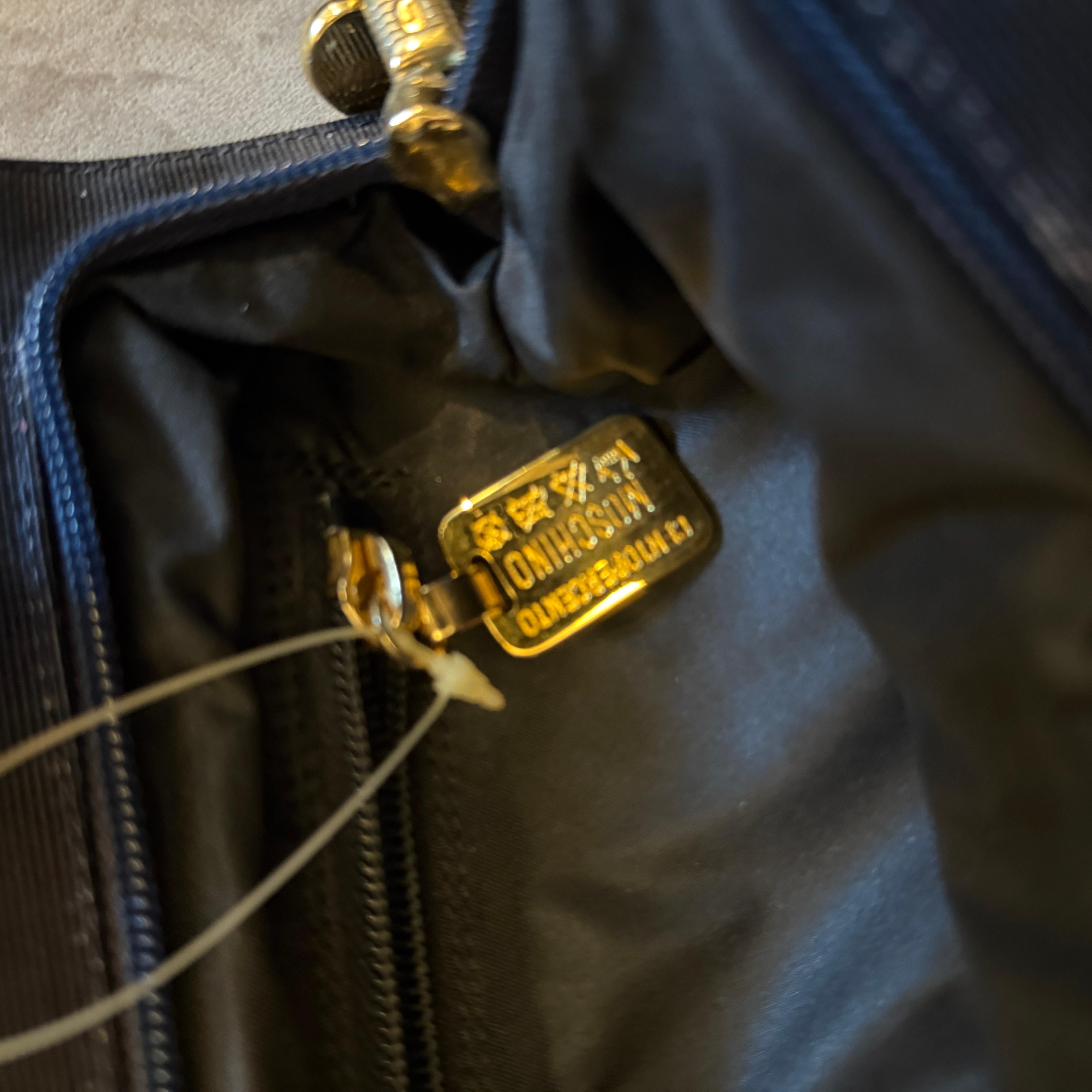 Pochette iconique des années 1980 en tissu noir et breloques en laiton de Franco Moschino en vente 2