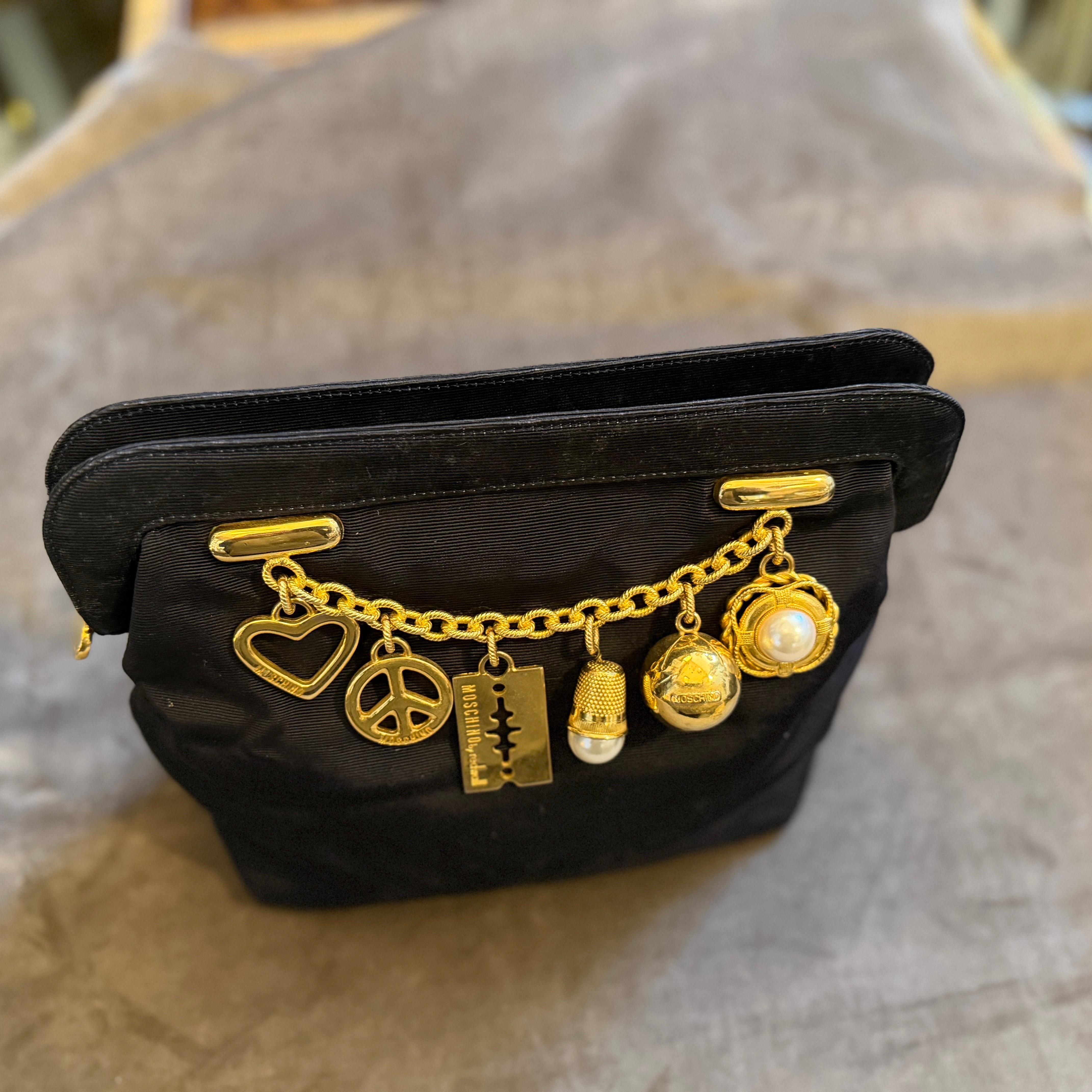 Pochette iconique des années 1980 en tissu noir et breloques en laiton de Franco Moschino en vente 3