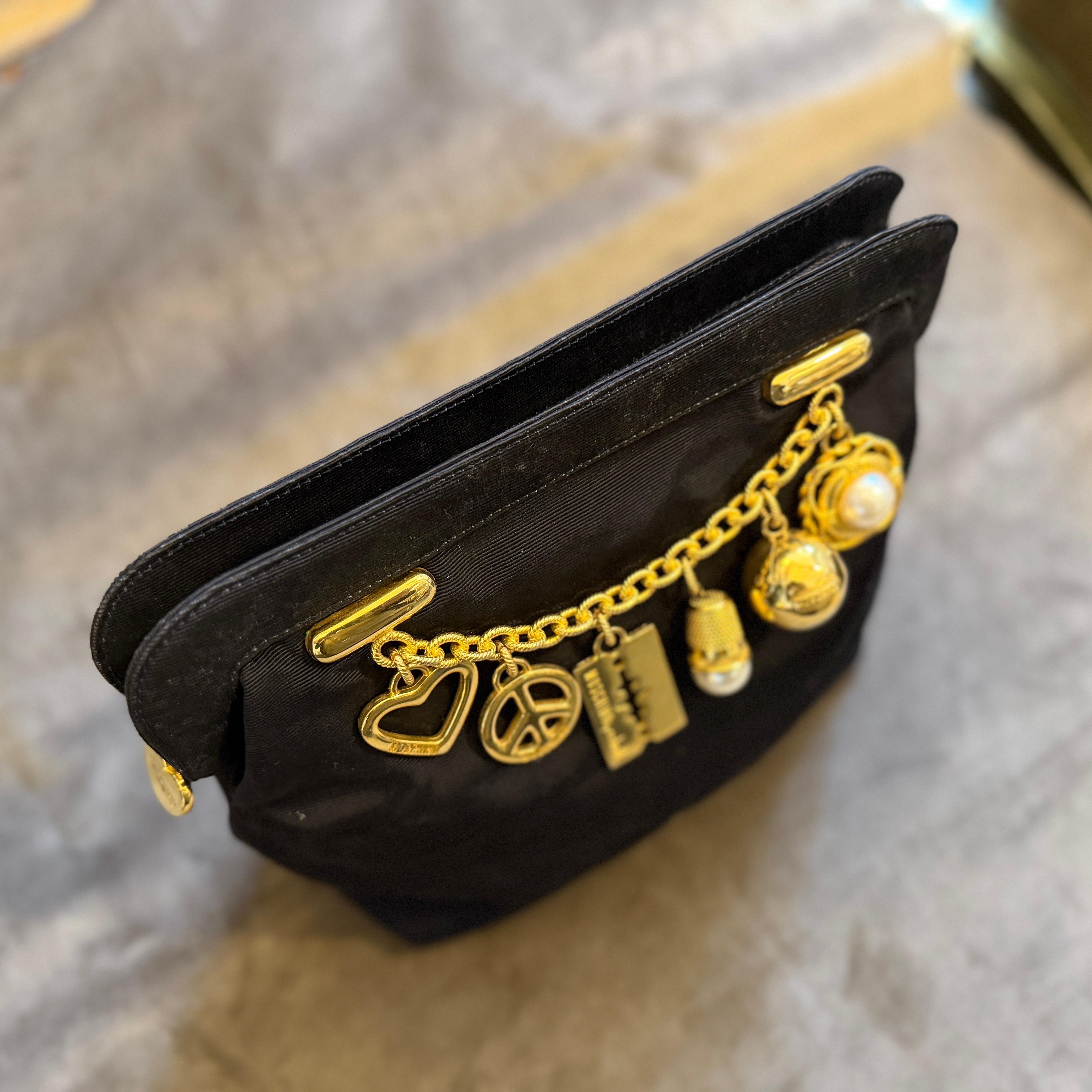 Pochette iconique des années 1980 en tissu noir et breloques en laiton de Franco Moschino en vente 4