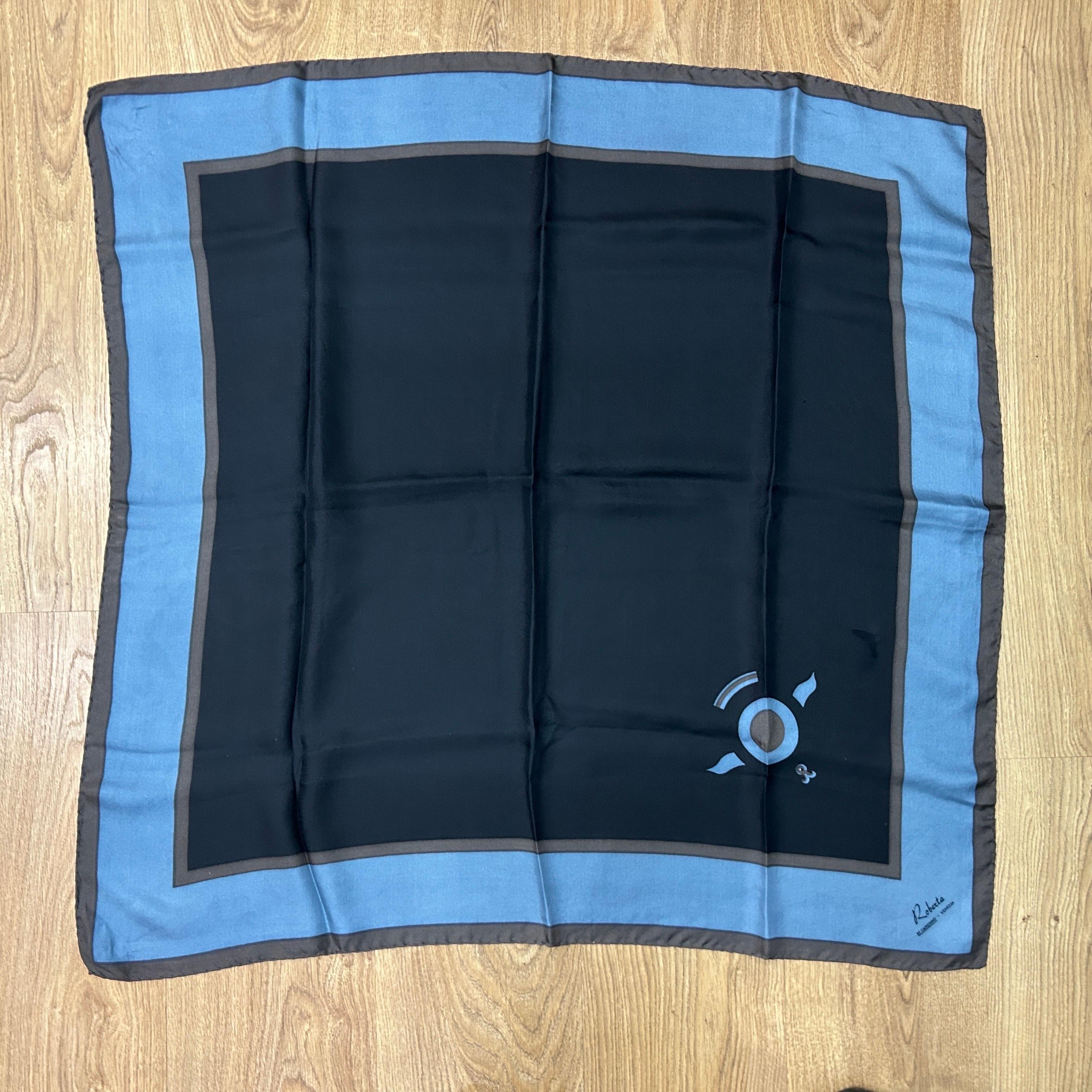 A very good condition silk foulard designed and manufactured in Italy by Roberta di Camerino in the Eighties.The Square Scarf by Roberta di Camerino is a beautiful and classic accessory. Roberta di Camerino is an Italian fashion brand known for its