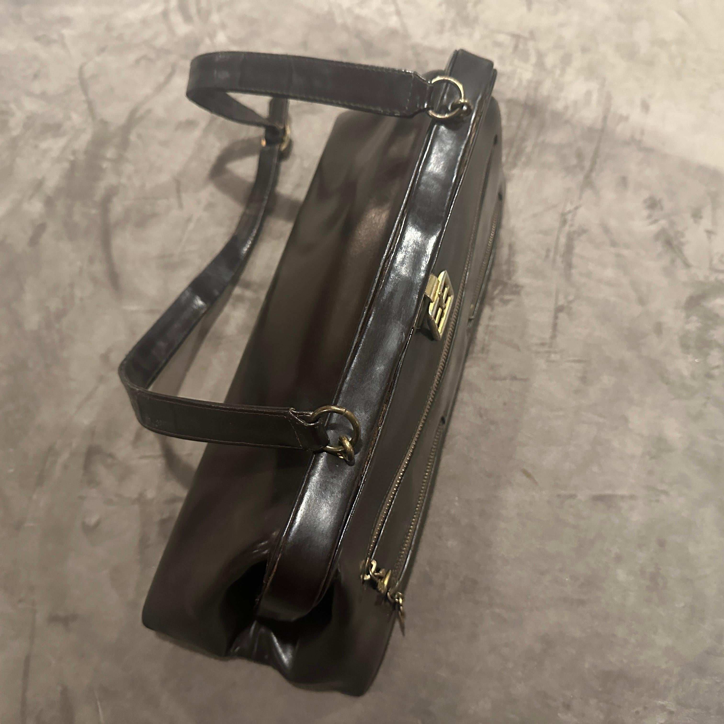 Borsa a mano iconica degli anni '80 in pelle marrone e ottone di Roberta Di Camerino In condizioni ottime in vendita a Aci Castello, IT