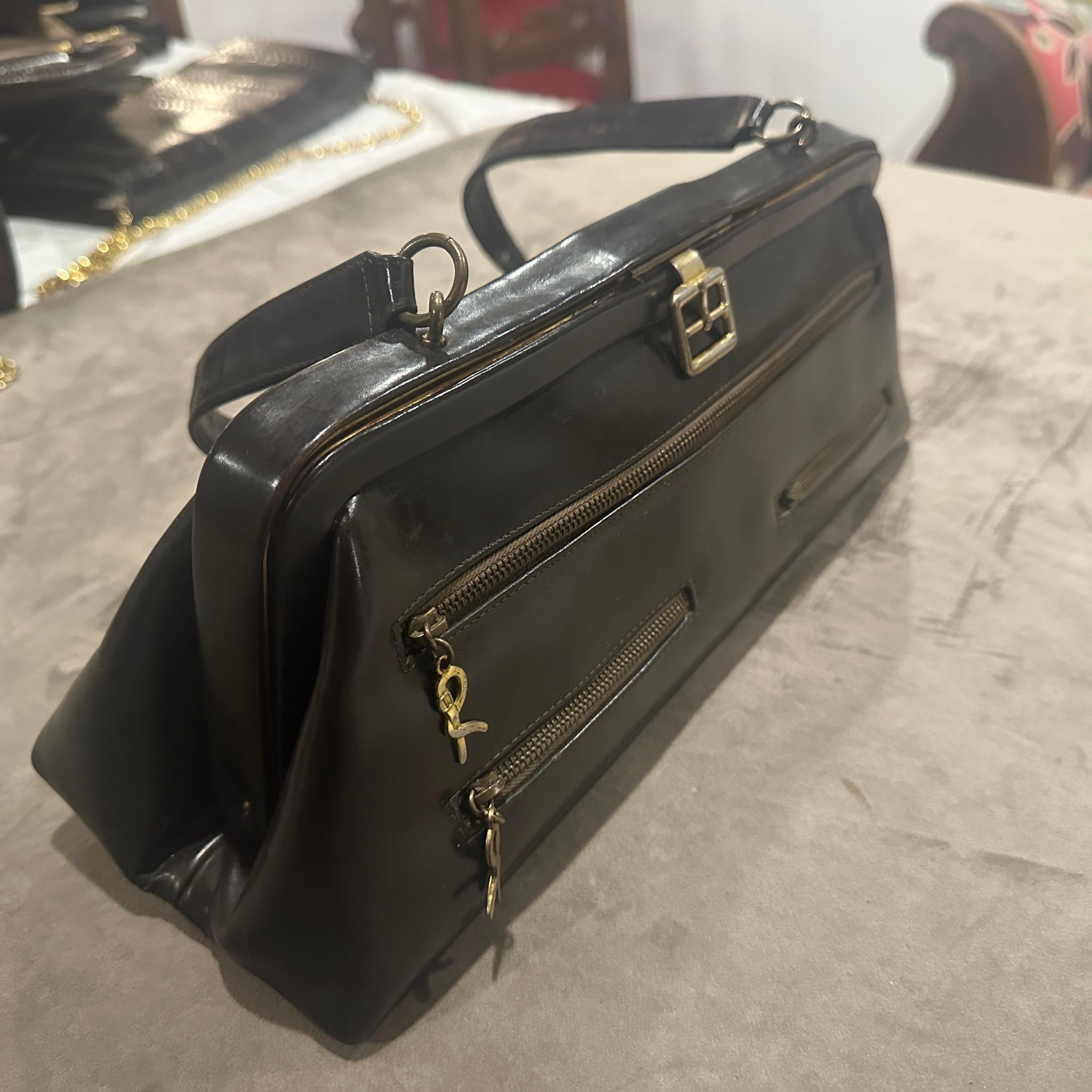 Donna Borsa a mano iconica degli anni '80 in pelle marrone e ottone di Roberta Di Camerino in vendita