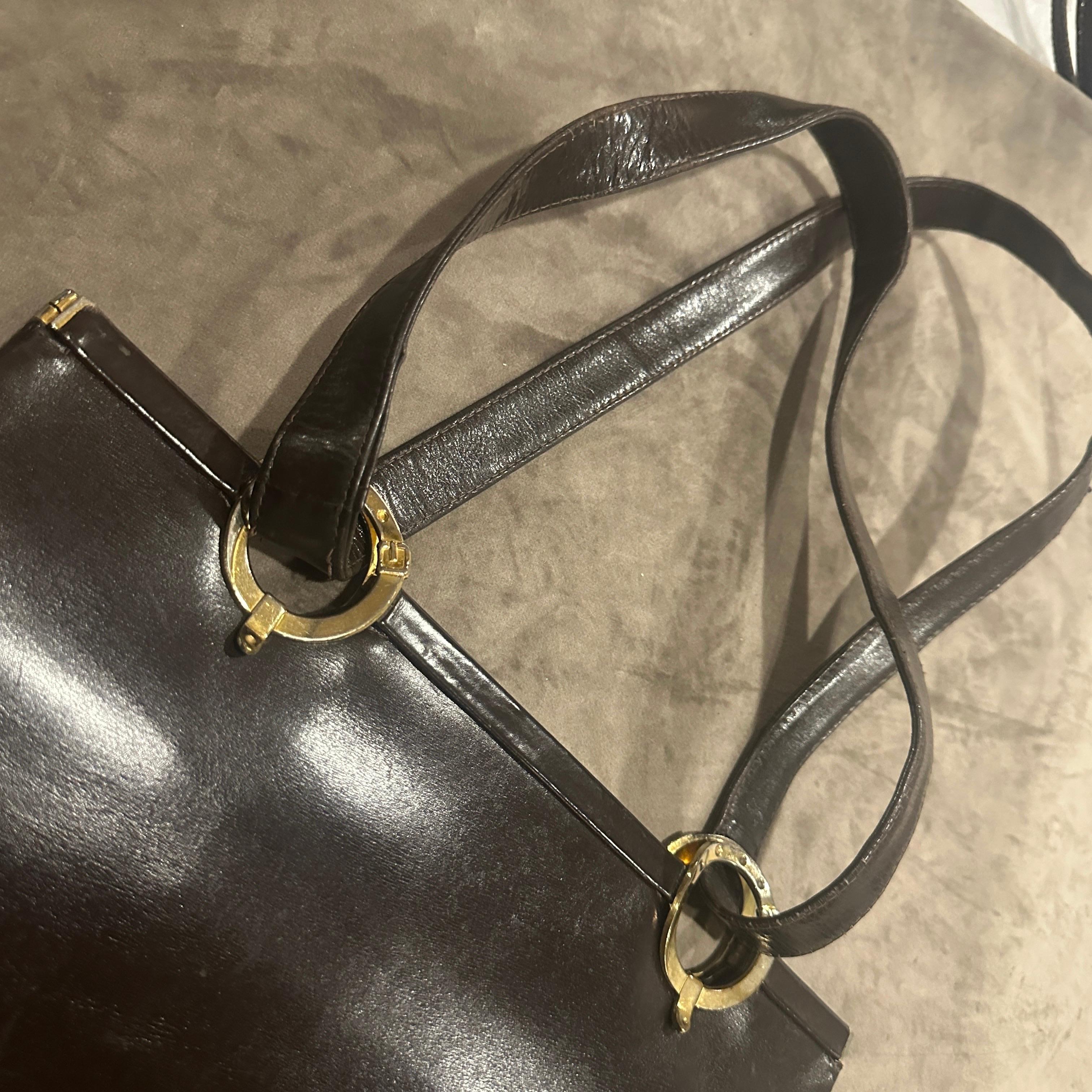 Noir 1980s Iconic Brown Leather and Brass Shoulder Bag by Roberta di Camerino en vente
