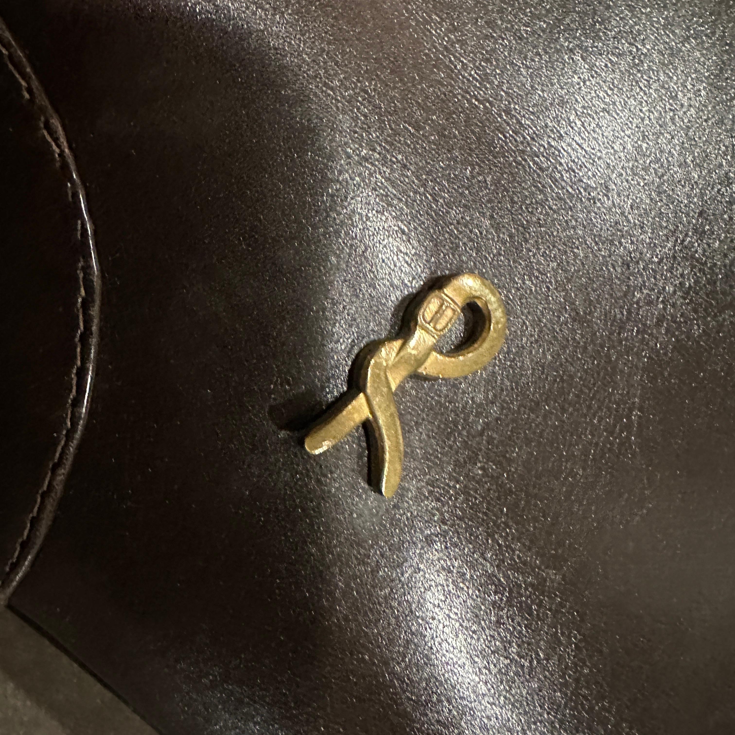 1980s Iconic Brown Leather and Brass Shoulder Bag by Roberta di Camerino Excellent état - En vente à Aci Castello, IT