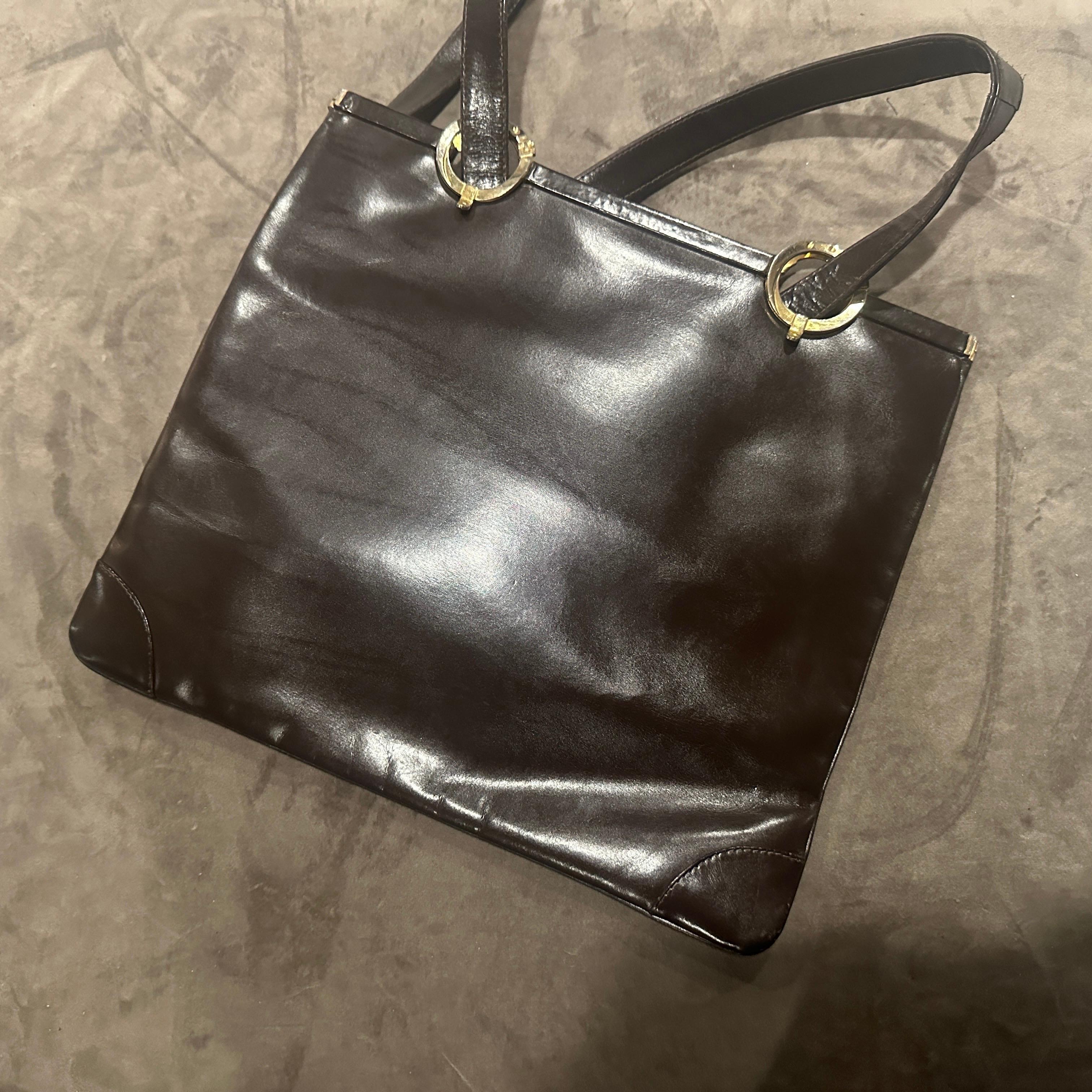 1980s Iconic Brown Leather and Brass Shoulder Bag by Roberta di Camerino Pour femmes en vente