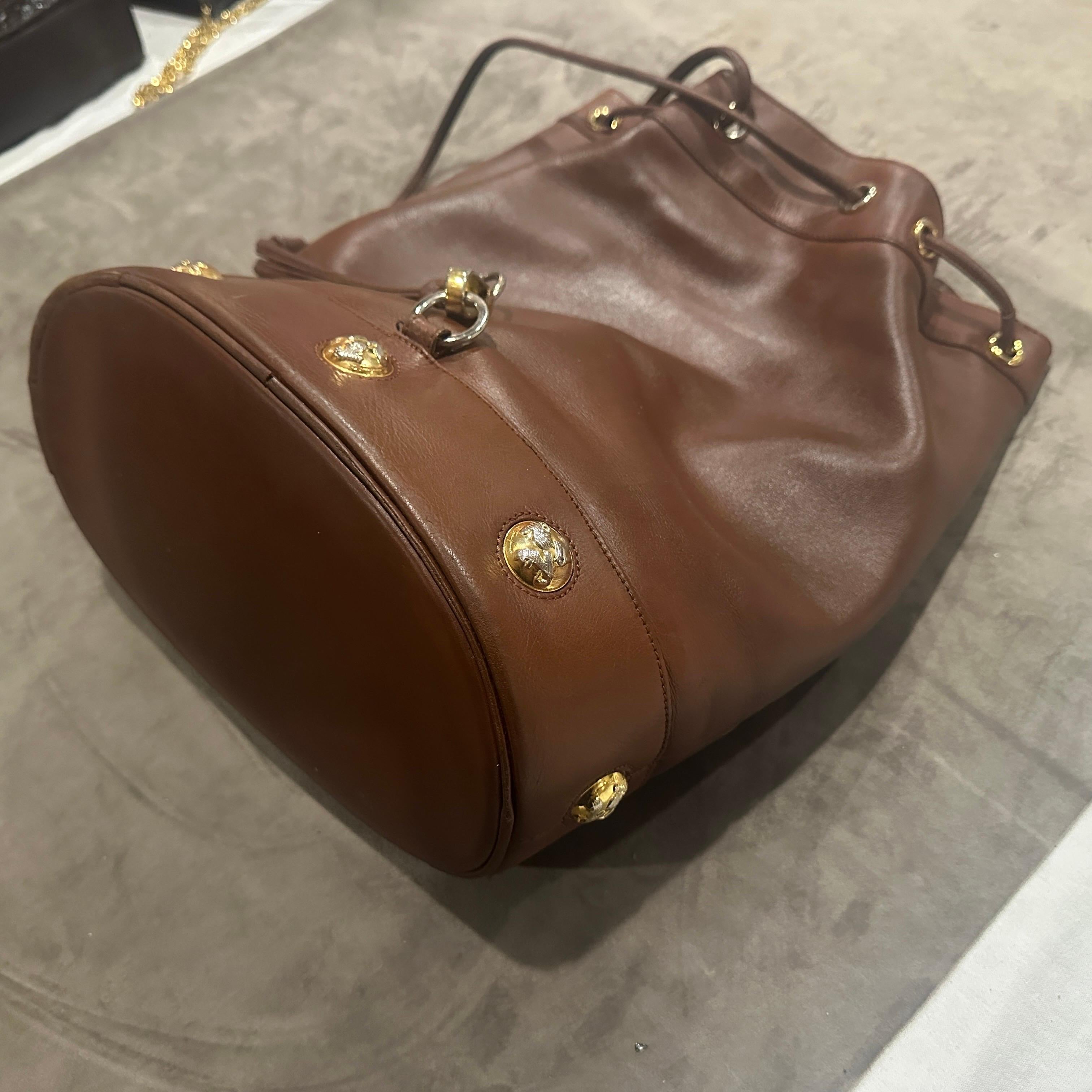 Sac à dos iconique des années 1980 en cuir brun cognac et laiton de Salvatore Ferragamo en vente 7