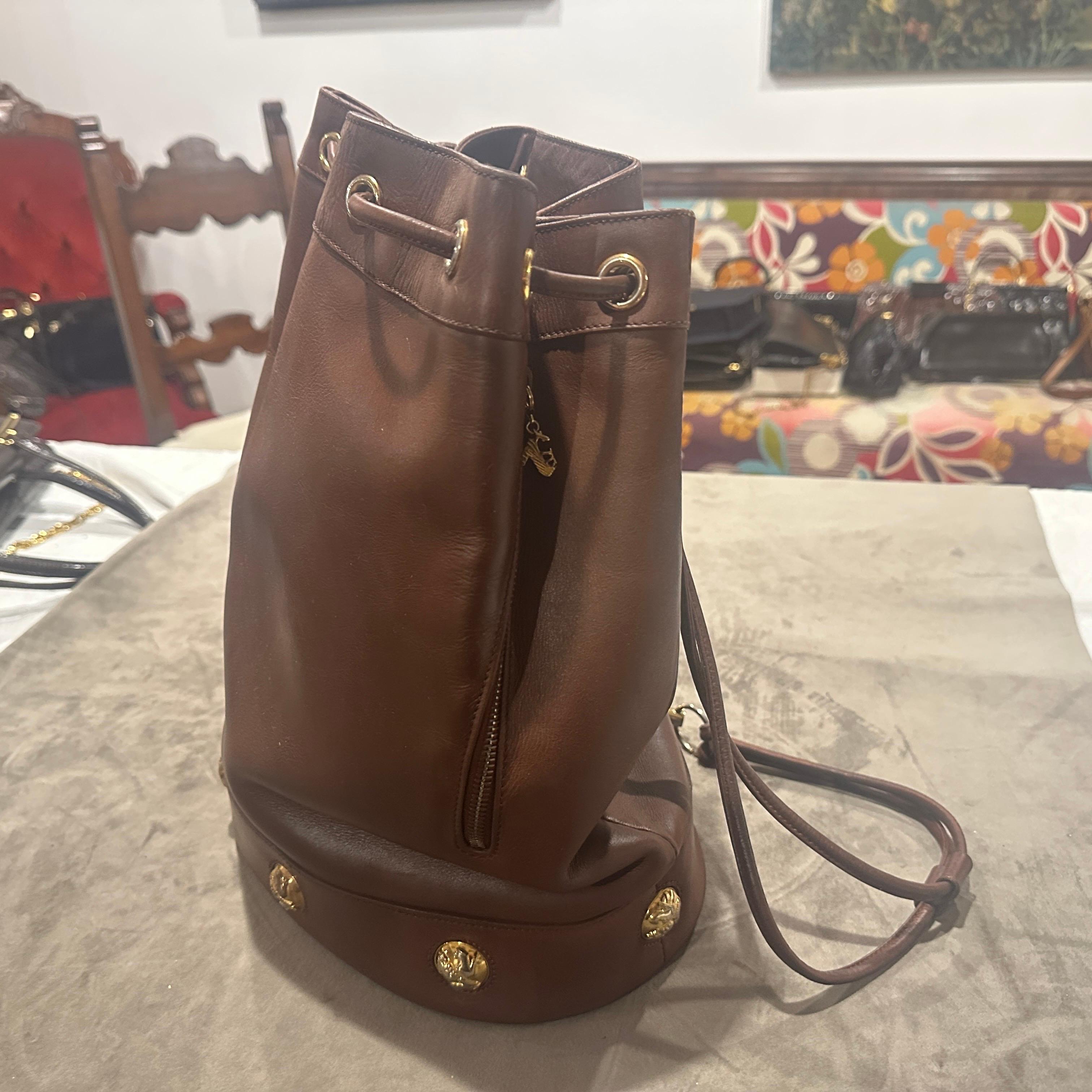 Ce sac à dos Salvatore Ferragamo des années 1980, exceptionnellement iconique, a été réalisé dans un cuir marron cognac riche et souple. La silhouette de style seau est immédiatement reconnaissable, avec une fermeture à cordon de serrage classique