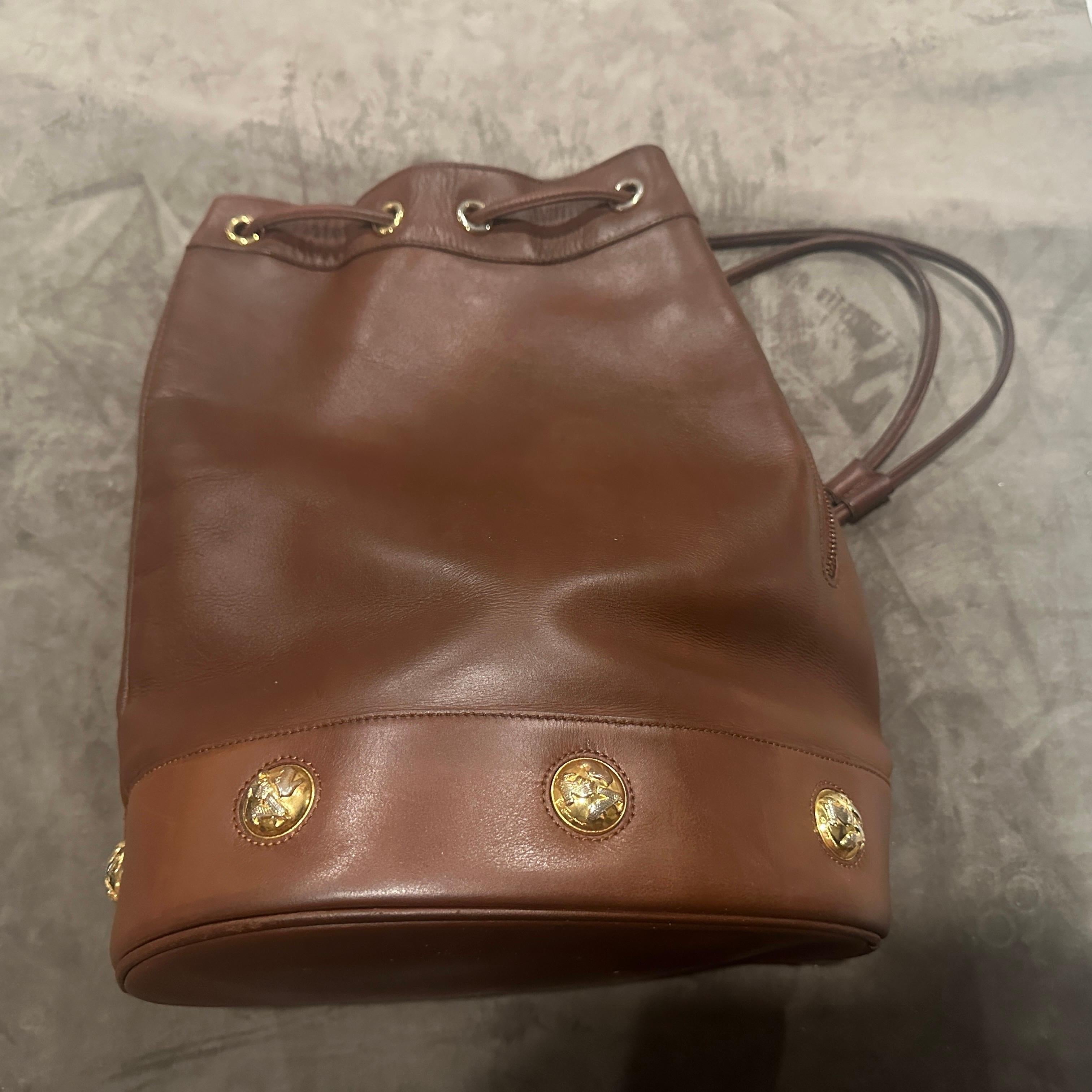 Sac à dos iconique des années 1980 en cuir brun cognac et laiton de Salvatore Ferragamo Excellent état - En vente à Aci Castello, IT