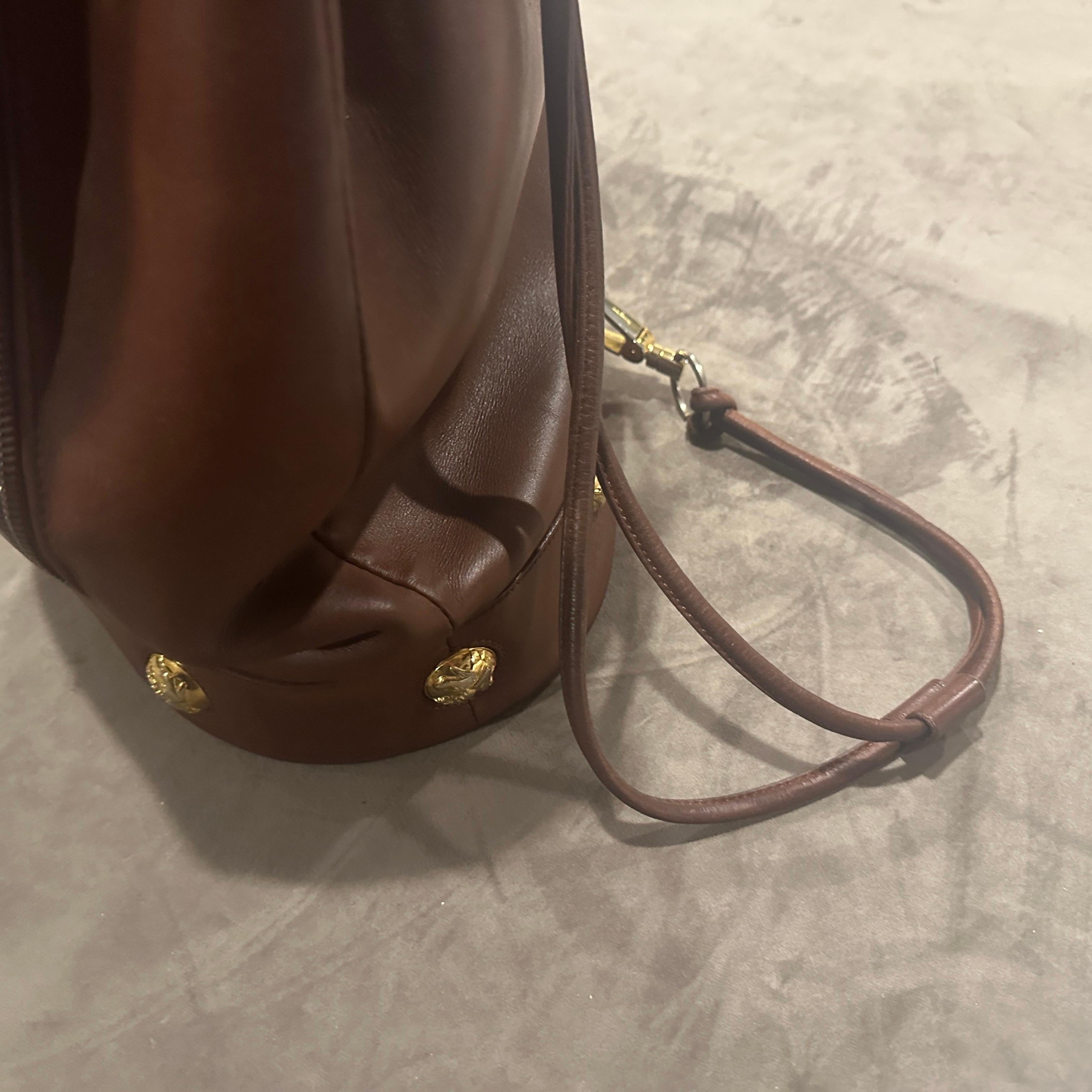 Sac à dos iconique des années 1980 en cuir brun cognac et laiton de Salvatore Ferragamo Unisexe en vente