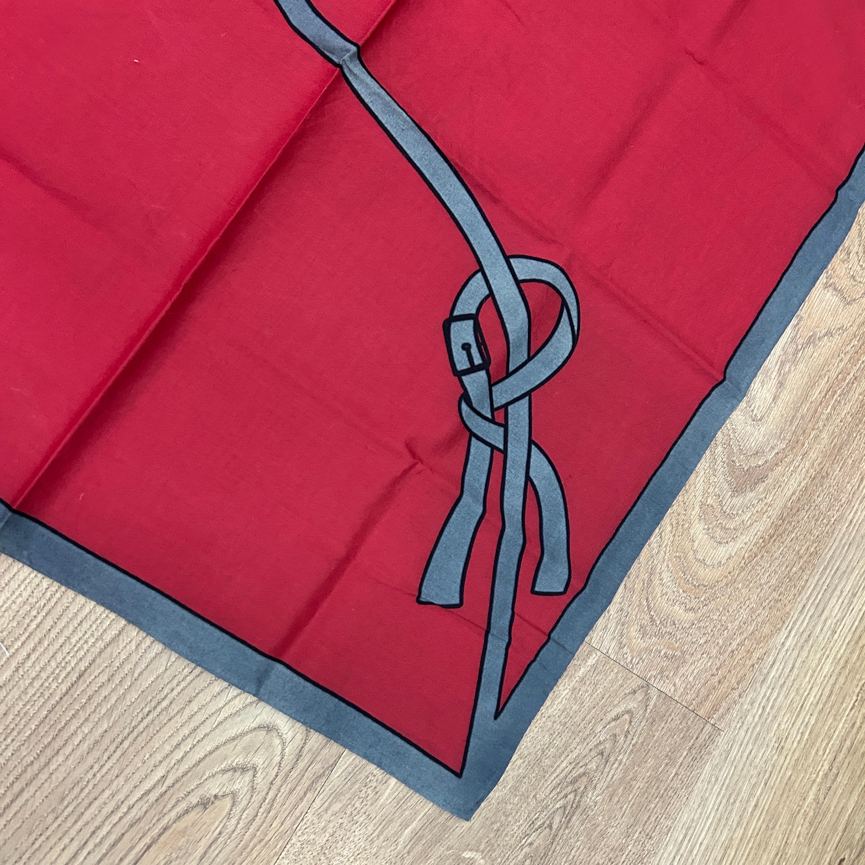 Écharpe italienne emblématique en soie rouge et grise des années 1980 de Roberta di Camerino en vente 2
