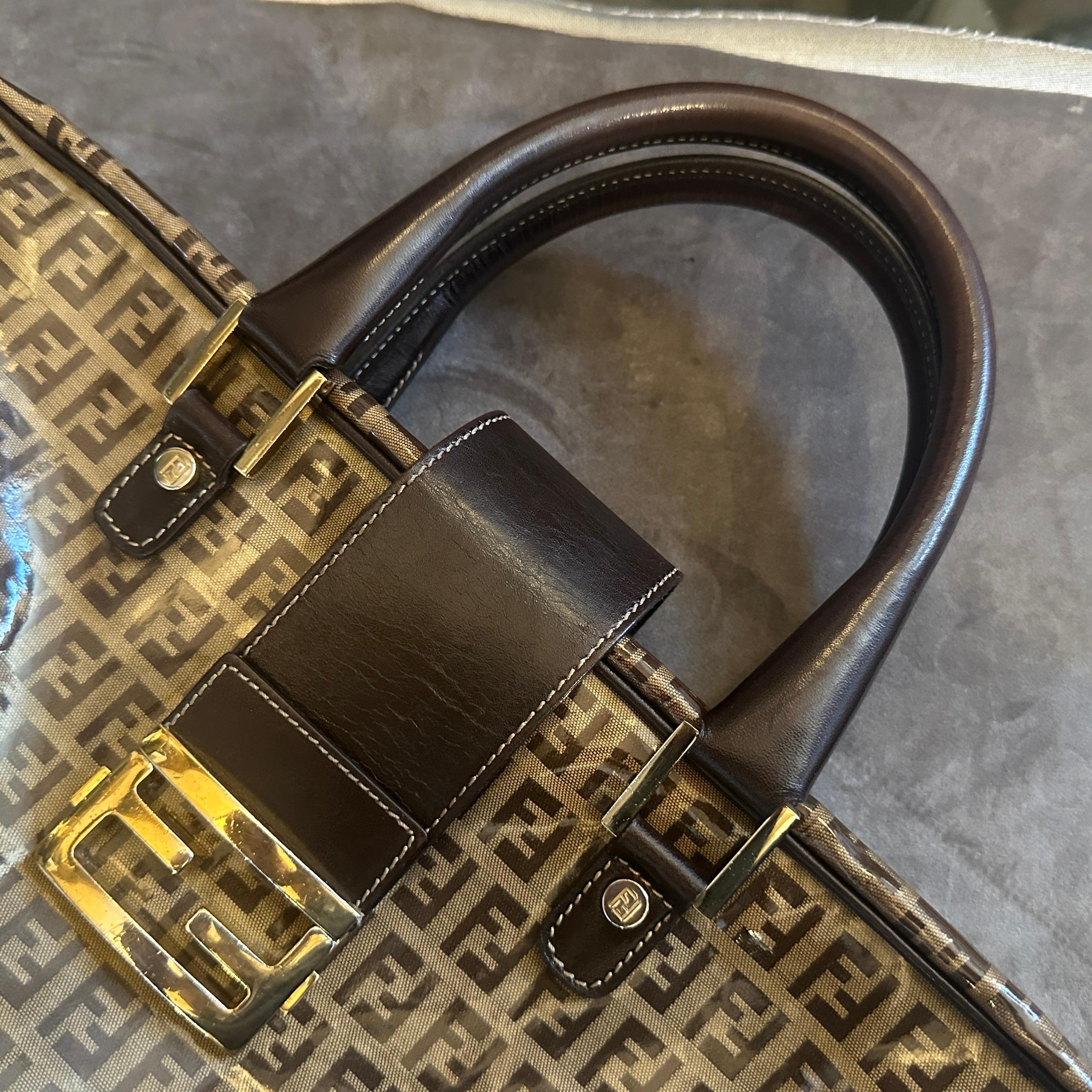 Questa straordinaria borsa con manico superiore di Fendi è un classico del lusso italiano degli anni '80, immediatamente riconoscibile per il motivo del logo. La struttura della borsa è ricoperta dall'iconico monogramma Zucca/FF - il logo continuo a