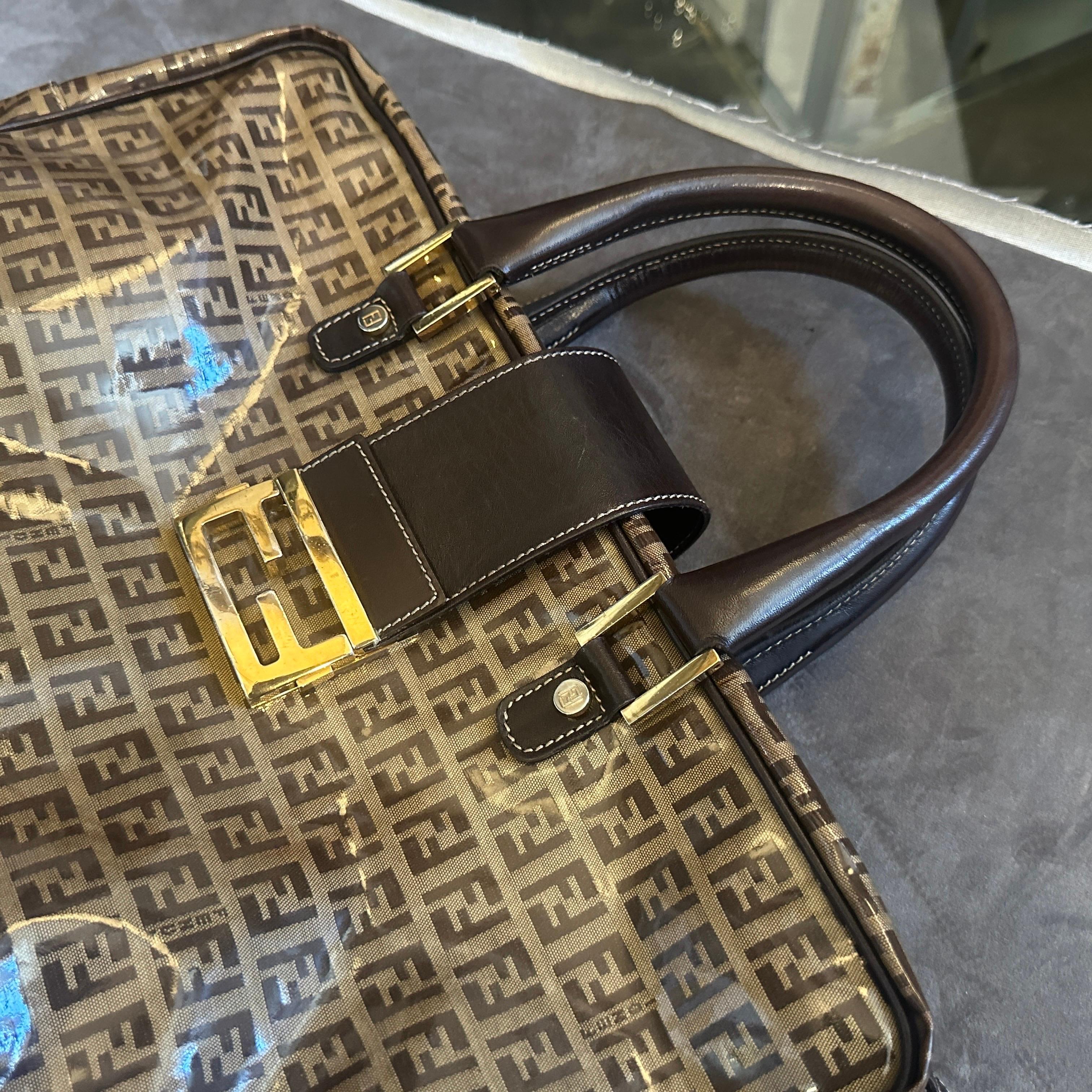 Marrone Iconica borsa a manico alto in plastica e pelle con logo continuo degli anni '80 di Fendi in vendita