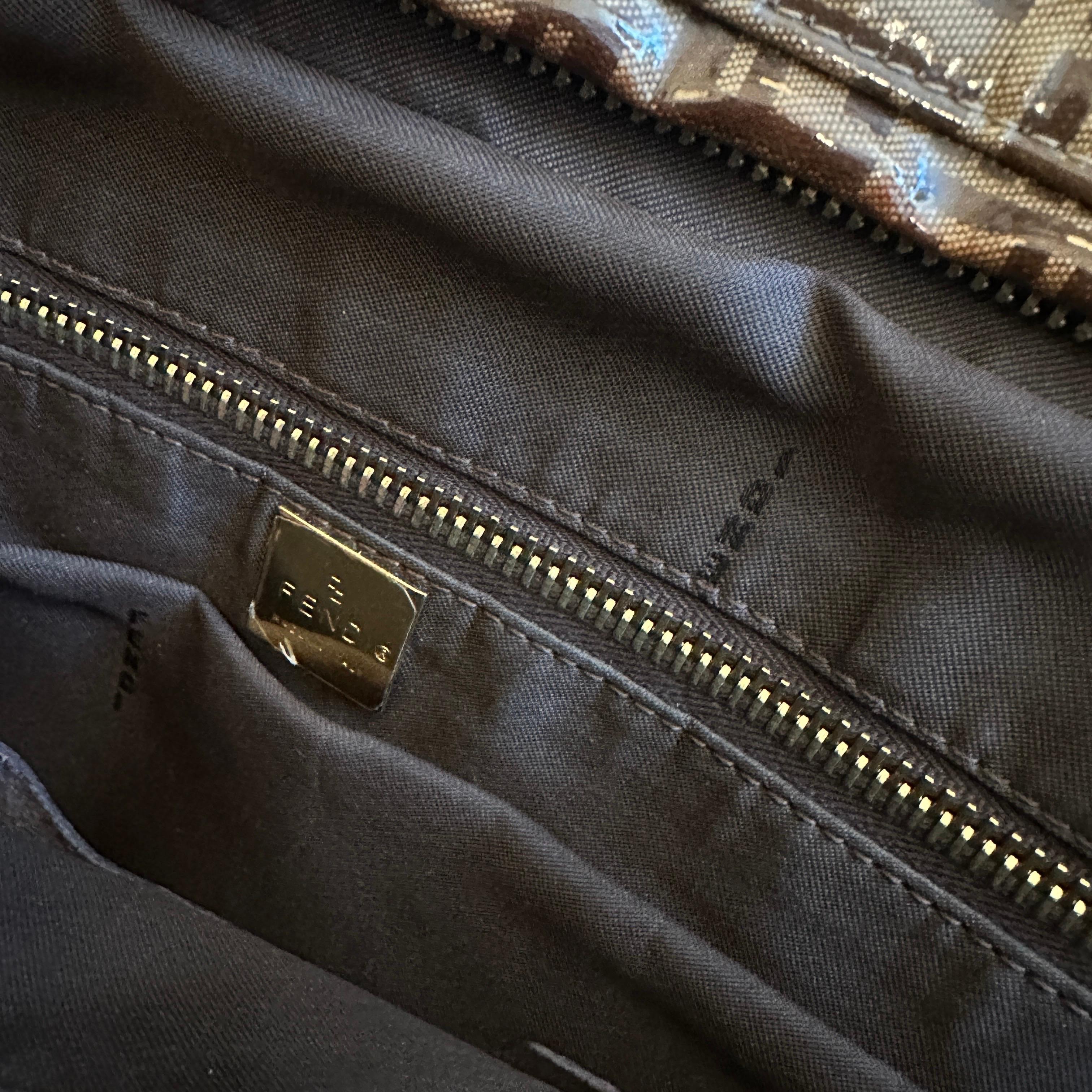 da uomo o donna Iconica borsa a manico alto in plastica e pelle con logo continuo degli anni '80 di Fendi in vendita