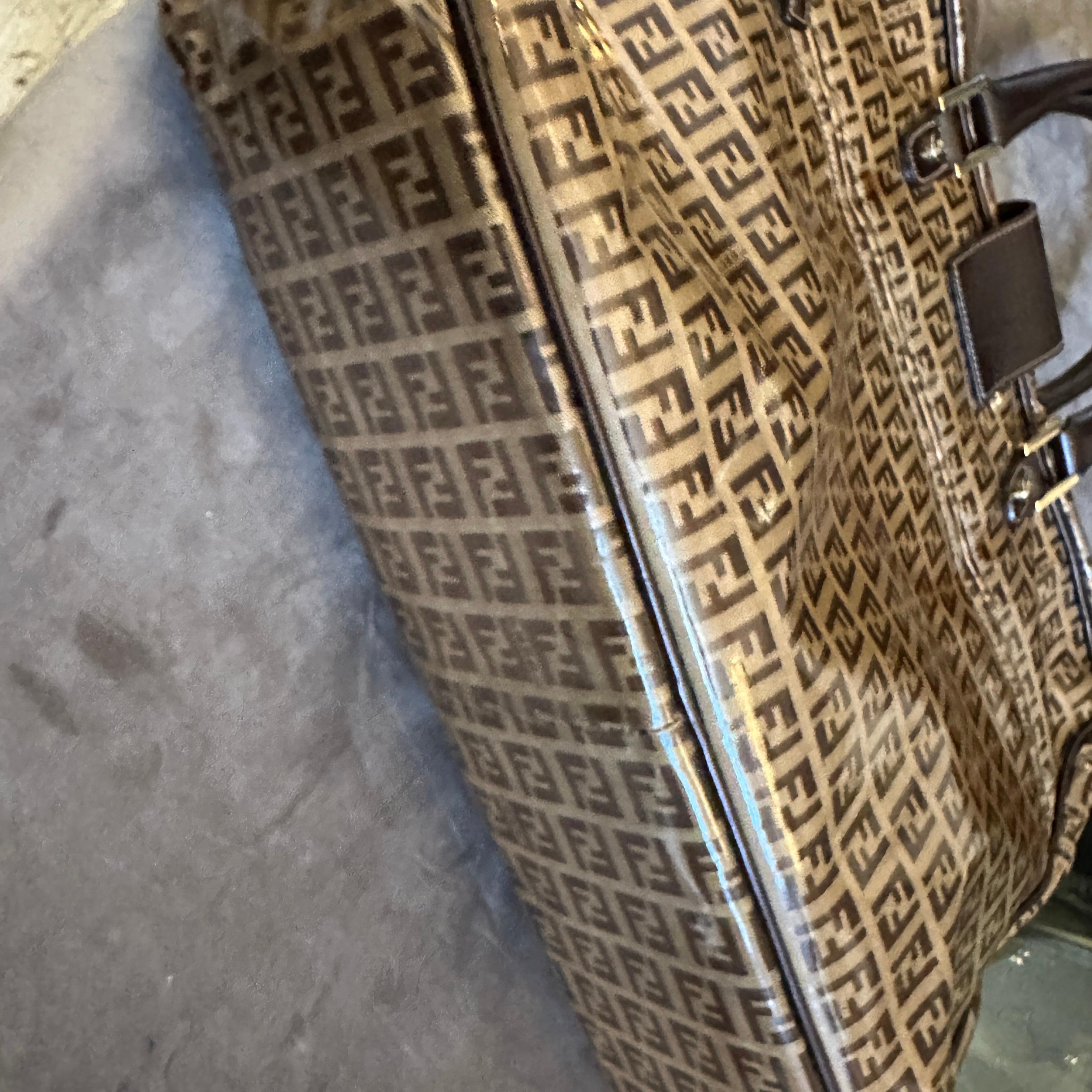 Iconica borsa a manico alto in plastica e pelle con logo continuo degli anni '80 di Fendi in vendita 2