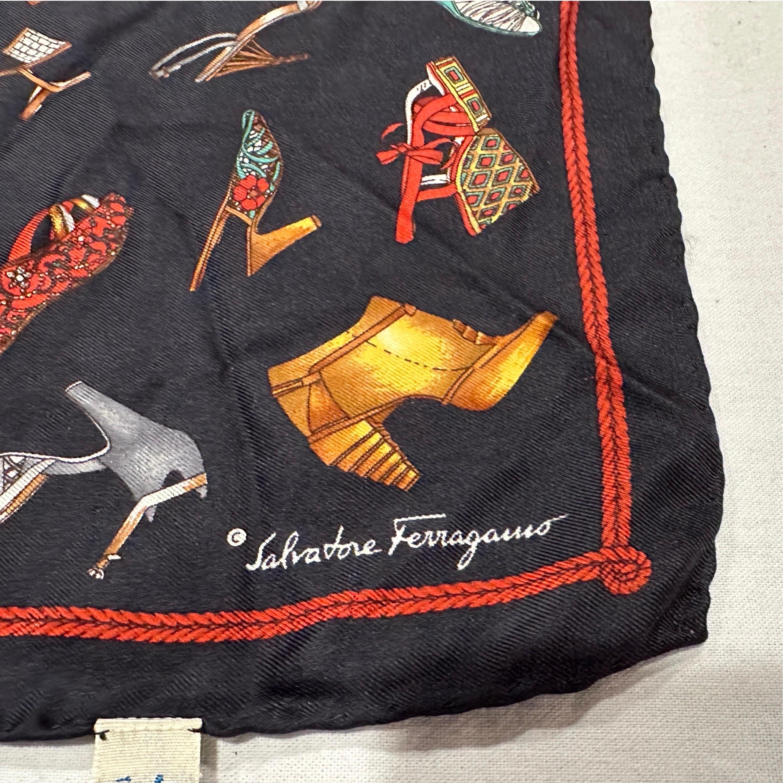 1980er Jahre Ikonischer kleiner Seidenschal von Salvatore Ferragamo im Angebot 5