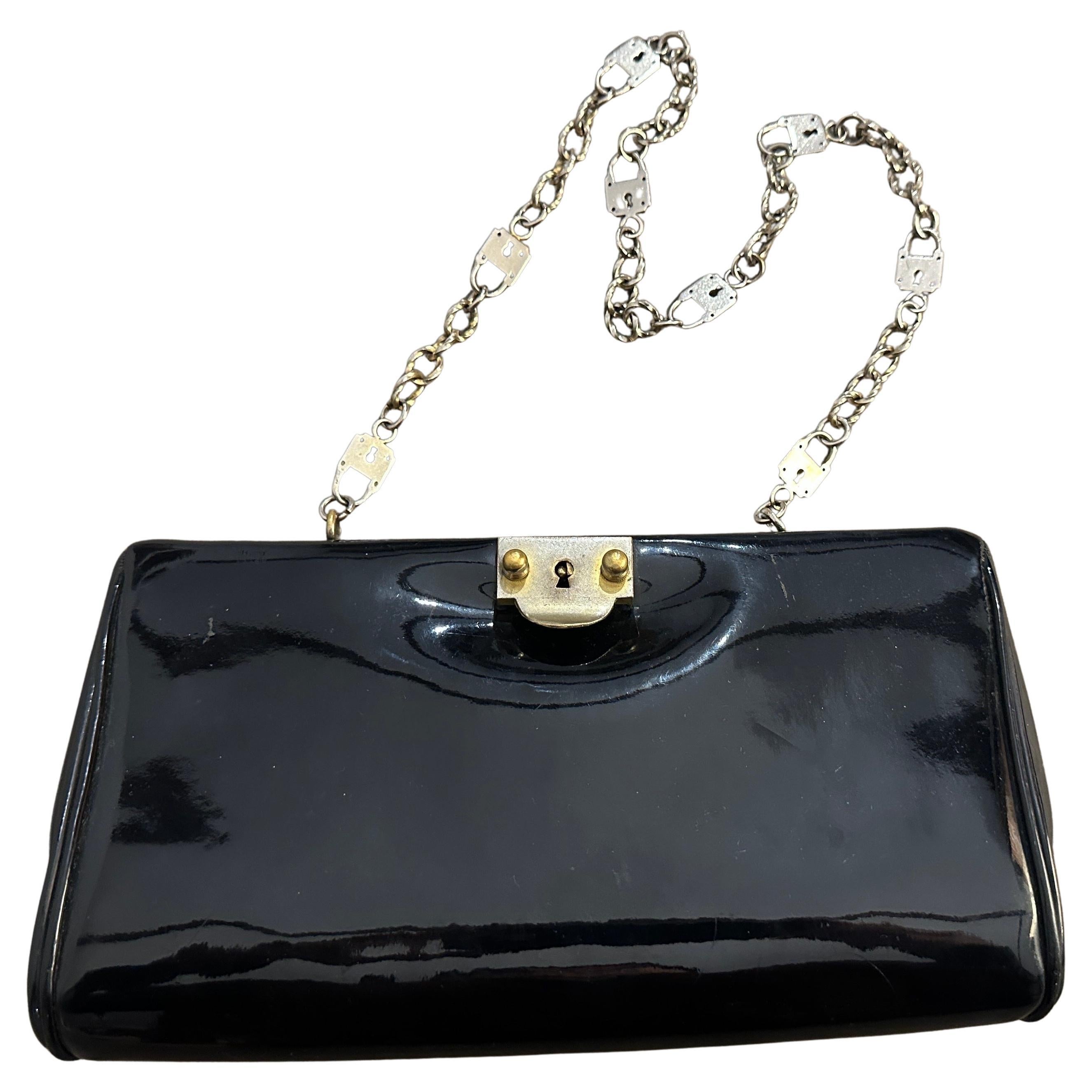 Iconique sac à bandoulière vénitien à cadenas et à chaîne Roberta di Camerino des années 1980
Entrez dans le monde captivant du luxe italien avec ce sac à bandoulière vintage immédiatement reconnaissable de Roberta di Camerino, véritable emblème du