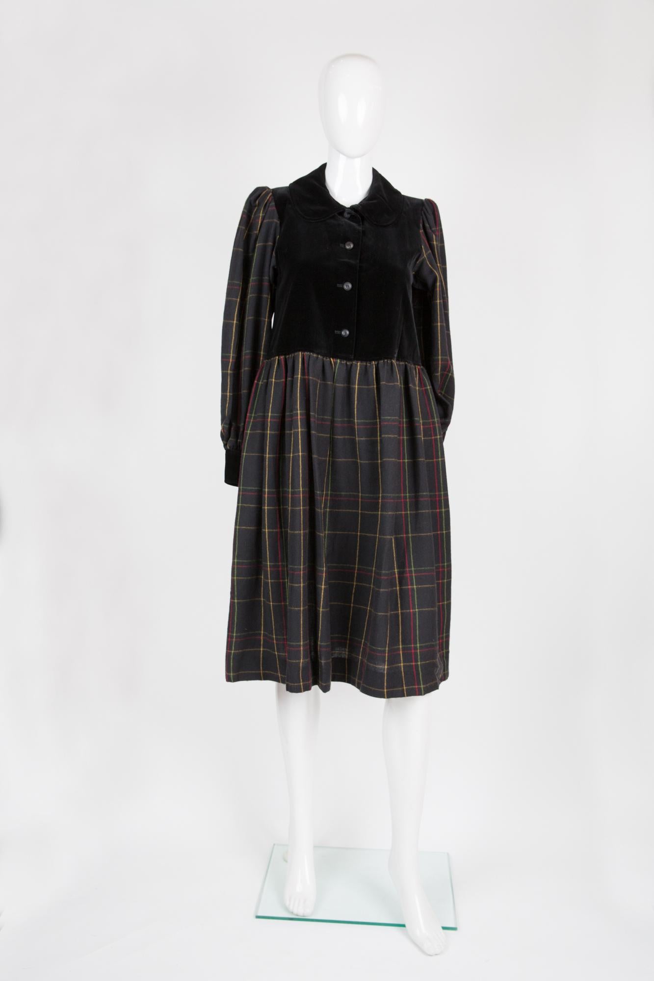 1980s Iconic Yves Saint Laurent velvet and checks dress featuring small shoulder pads, front  buttons,  a velvet top part, a wool check skirt part. 
In excellent vintage condition. 
Made in France. 
Estimated size 36fr/ US4/ UK8
We guarantee you