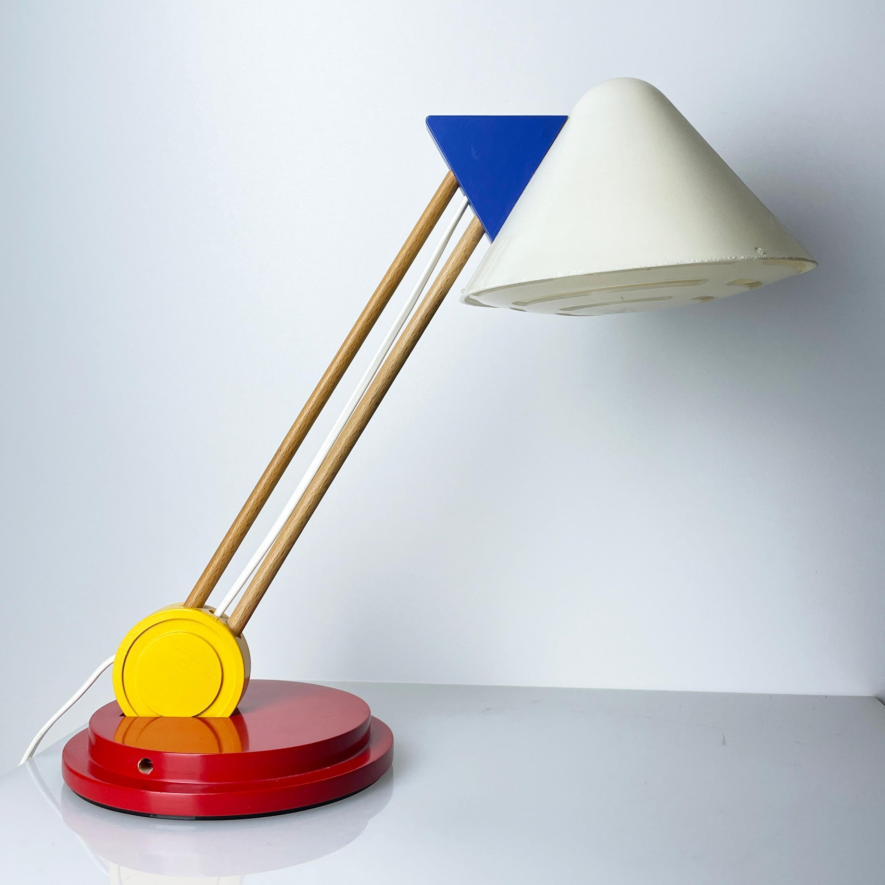 Rare 1980's Memphis style IKEA desk / table lamp model No. B719. Plastic light shade with light diffuser. Adjustable wooden arm with metal base. Swiss plug with pull cord on/off switch.
Made in Sweden.
Measurements: Height: ca. 48cm 

Condition: