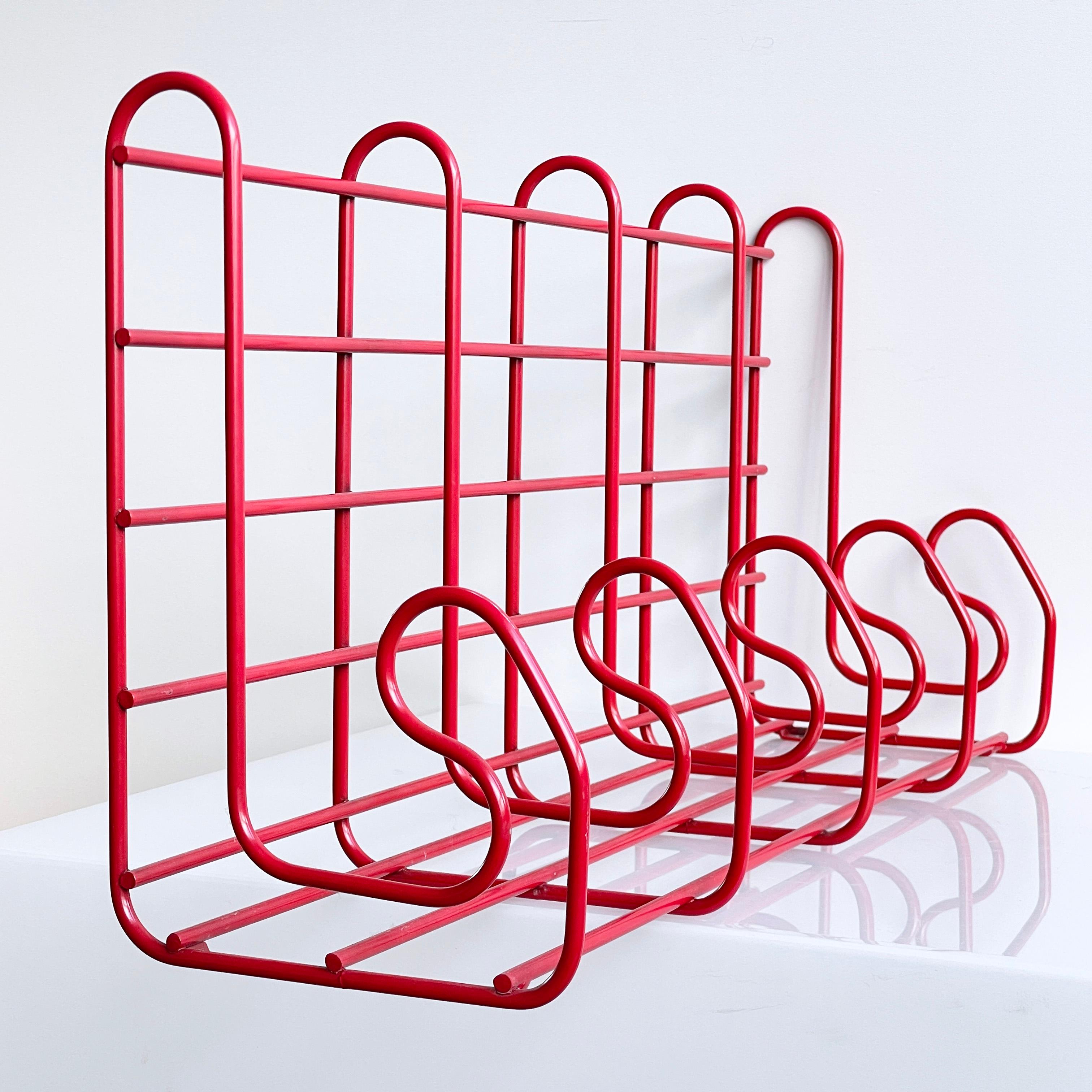 Porte-manteau 'Frän' IKEA des années 1980. Construction en métal tubulaire avec cinq patères et un rangement / porte-chapeaux dans un rouge pilier vibrant. La Suède. Dans son état d'origine, il s'agit d'un classique du design moderne des années