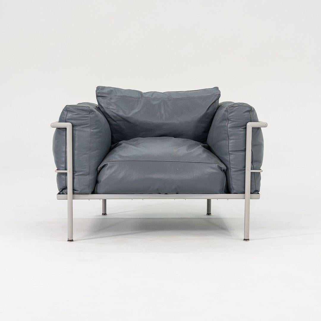 Se trata de un par de tumbonas del estilo de la LC3 de Le Corbusier, Pierre Jeanneret y Charlotte Perriand. Se desconoce dónde se fabricaron estas piezas, pero datan de la década de 1980. Se componen de una estructura metálica con cojines tapizados