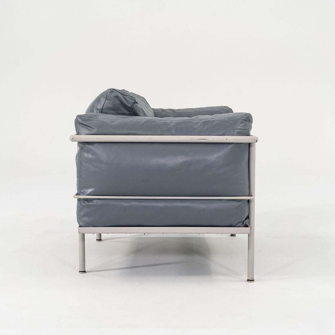 Años 80 En el estilo de una pareja de butacas Le Corbusier Jeanneret Perriand LC3 finales del siglo XX en venta