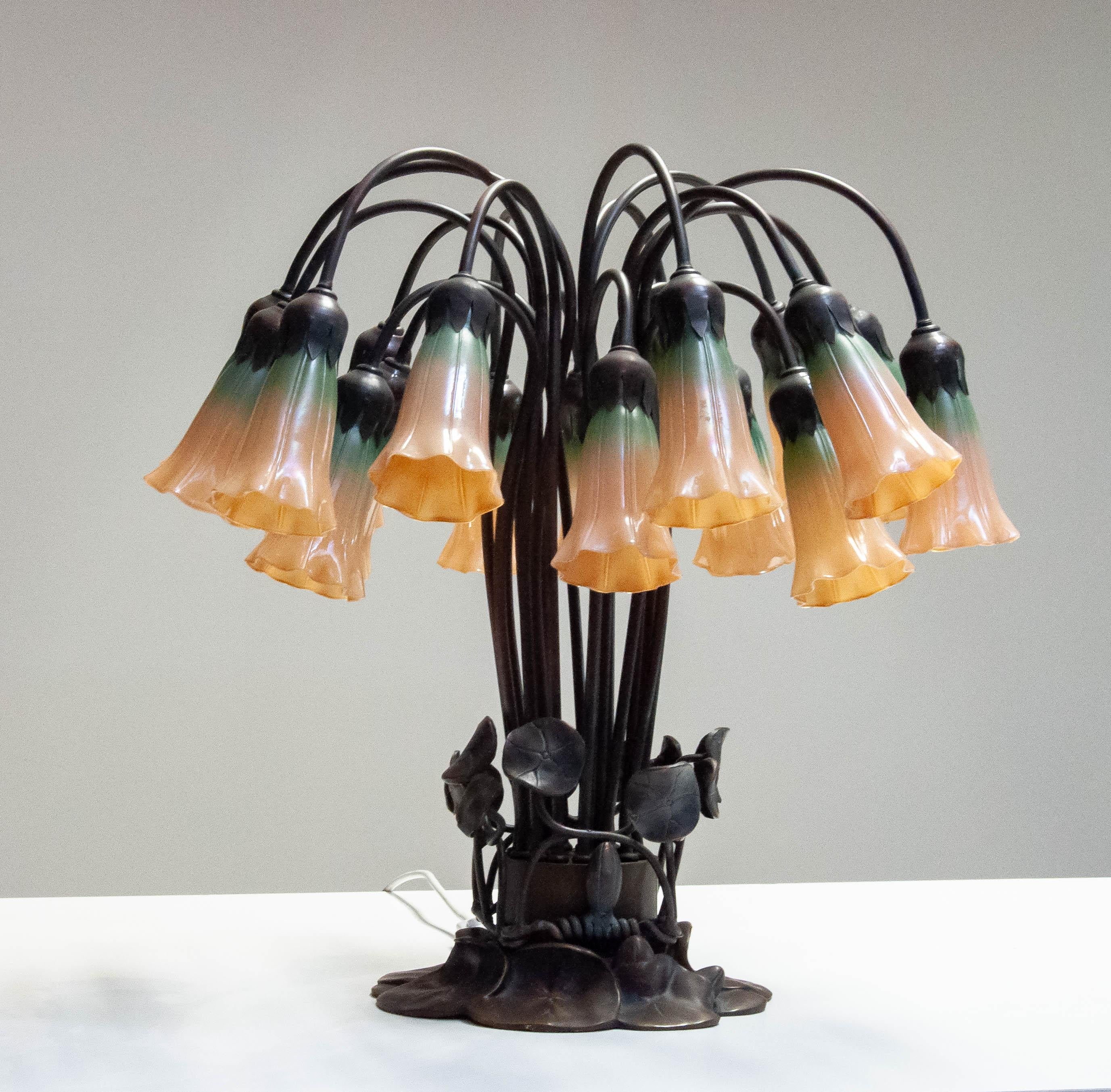 Art Nouveau 1980s In The Manner Of Tiffany 'Lilly' Table Lamp Bronze And 18 Art Glass Shades