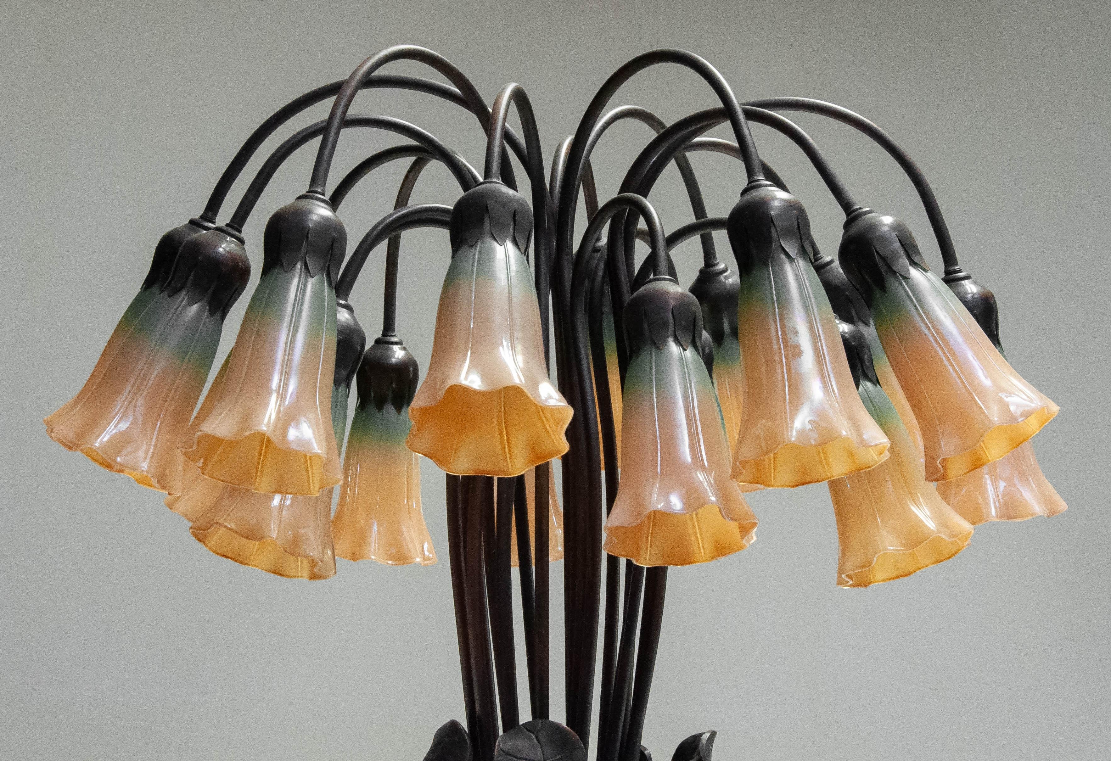 1980s In The Manner Of Tiffany 'Lilly' Table Lamp Bronze And 18 Art Glass Shades In Good Condition For Sale In Silvolde, Gelderland