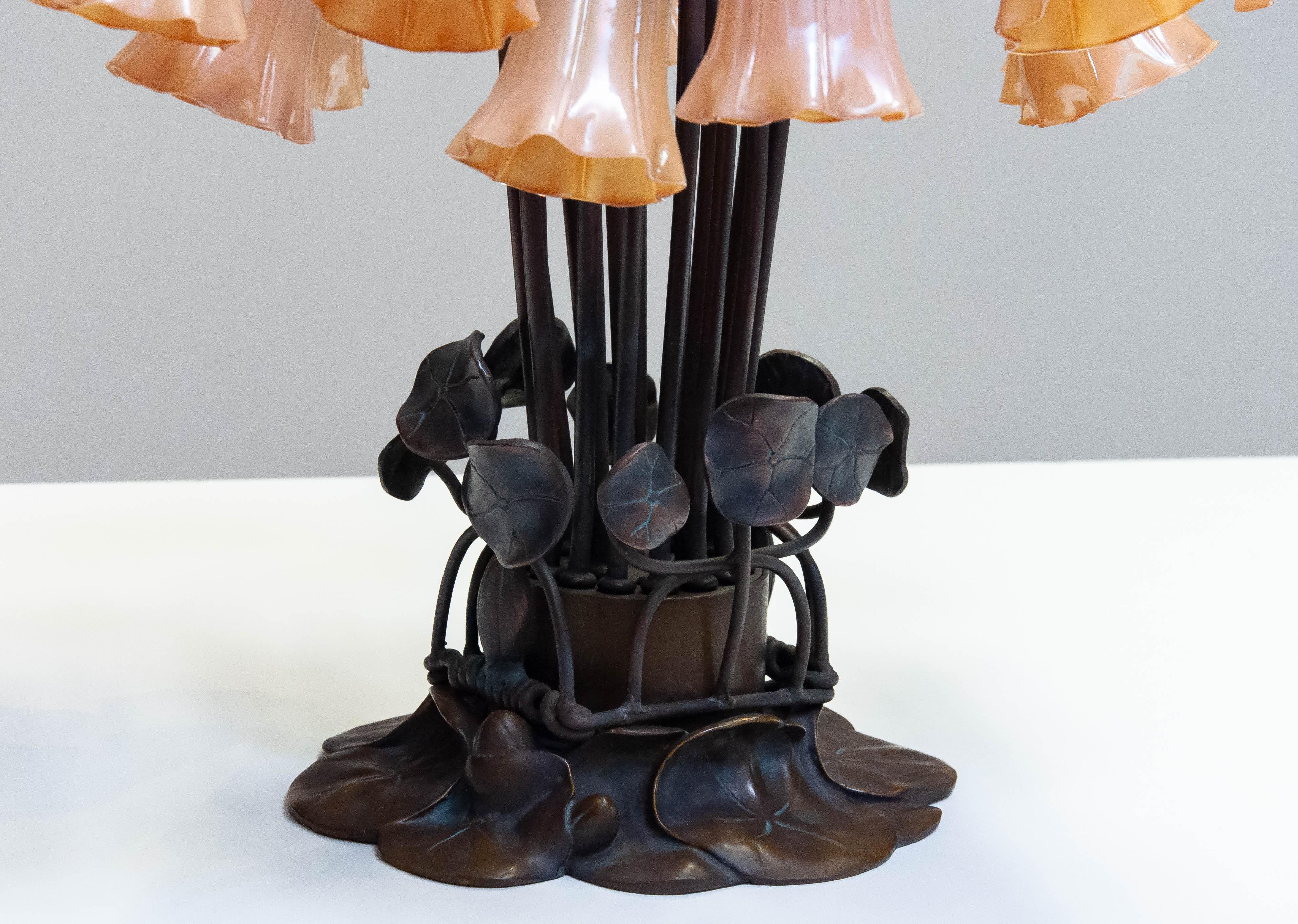 20th Century 1980s In The Manner Of Tiffany 'Lilly' Table Lamp Bronze And 18 Art Glass Shades