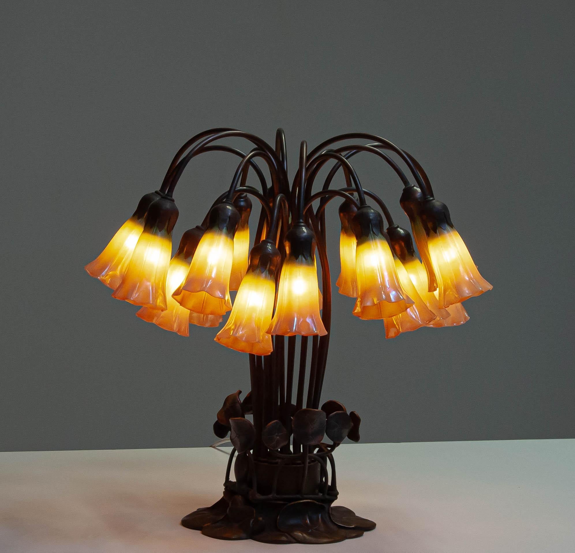 1980s In The Manner Of Tiffany 'Lilly' Table Lamp Bronze And 18 Art Glass Shades For Sale 3