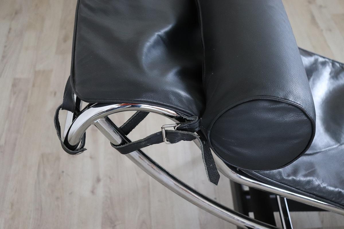 Chaise longue LC4 en cuir noir des années 80 dans le style de Cassina  en vente 4