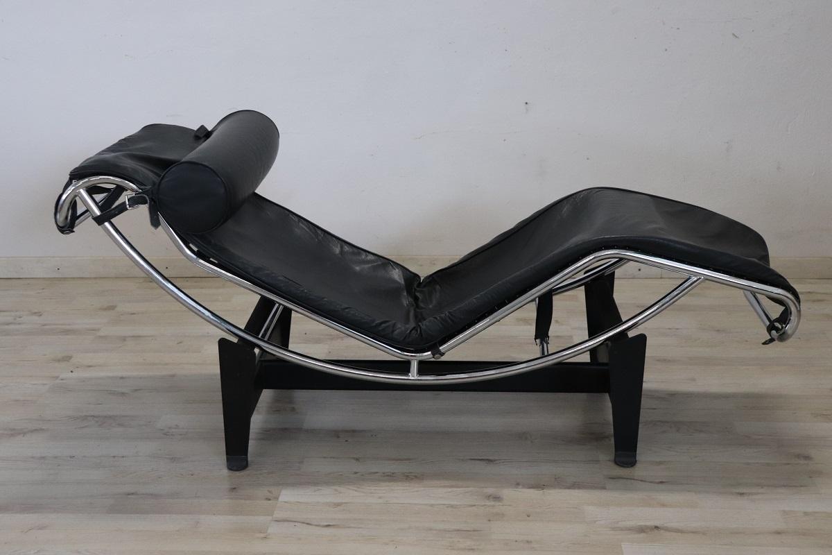 This LC4 chaise longue in black leather was designed by Le Corbusier/ Pierre Jeanneret/ Charlotte Perriand and produced by Cassina. It features the classic chromed steel structure and a black industrial base. This chaise longue has no brands,