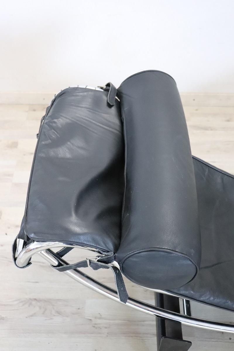 italien Chaise longue LC4 en cuir noir des années 80 dans le style de Cassina  en vente