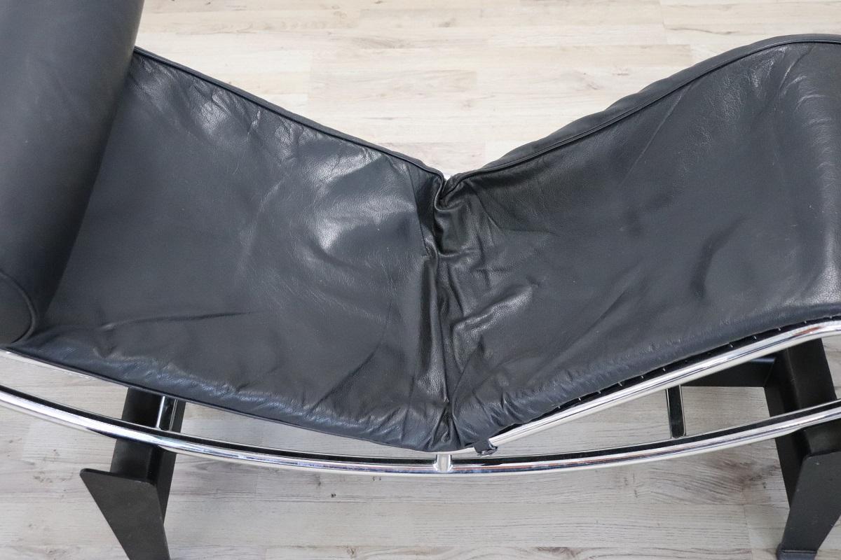 Chaise longue LC4 en cuir noir des années 80 dans le style de Cassina  Bon état - En vente à Casale Monferrato, IT