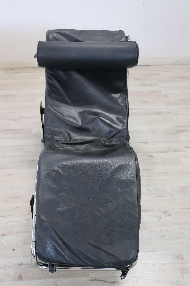 1980er Jahre im Stil von Cassina Schwarzes Leder LC4 Chaise Loungesessel  (Stahl) im Angebot