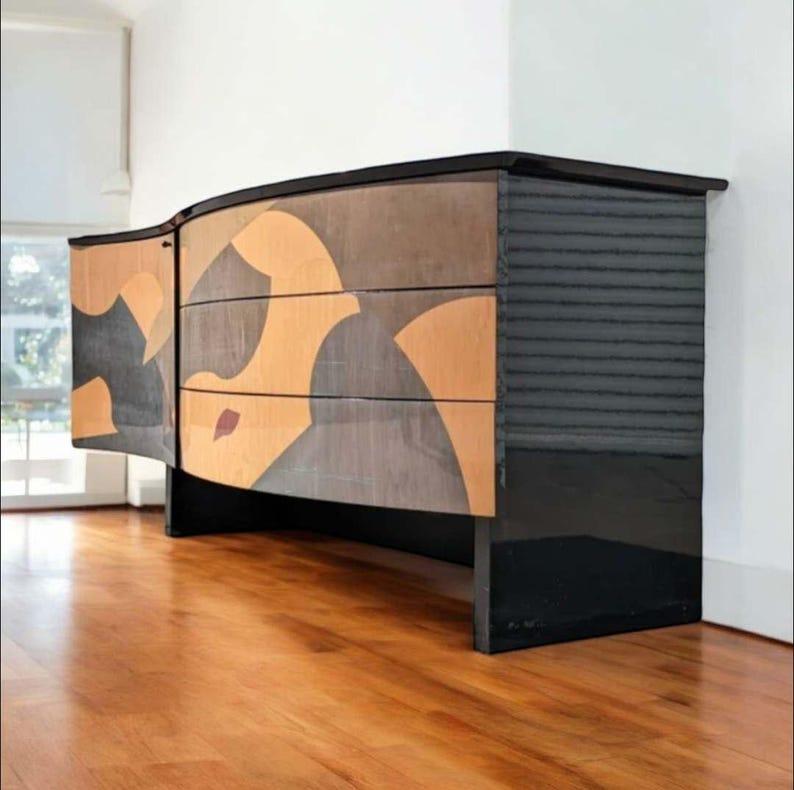 Buffet en bois marqueté des années 1980 par Carlo Malnati Credenza Buffet, Postmoderne

Une crédence rare et accrocheuse conçue par Carlo Malnati, dotée d'une façade remarquable composée de placages de bois incrustés contrastés, disposés selon un