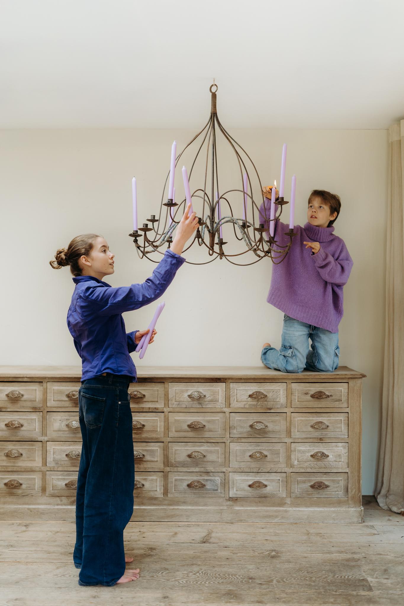 un lampadario in ferro del XX secolo, con una bella patina, creato in Belgio negli anni '80 ... 