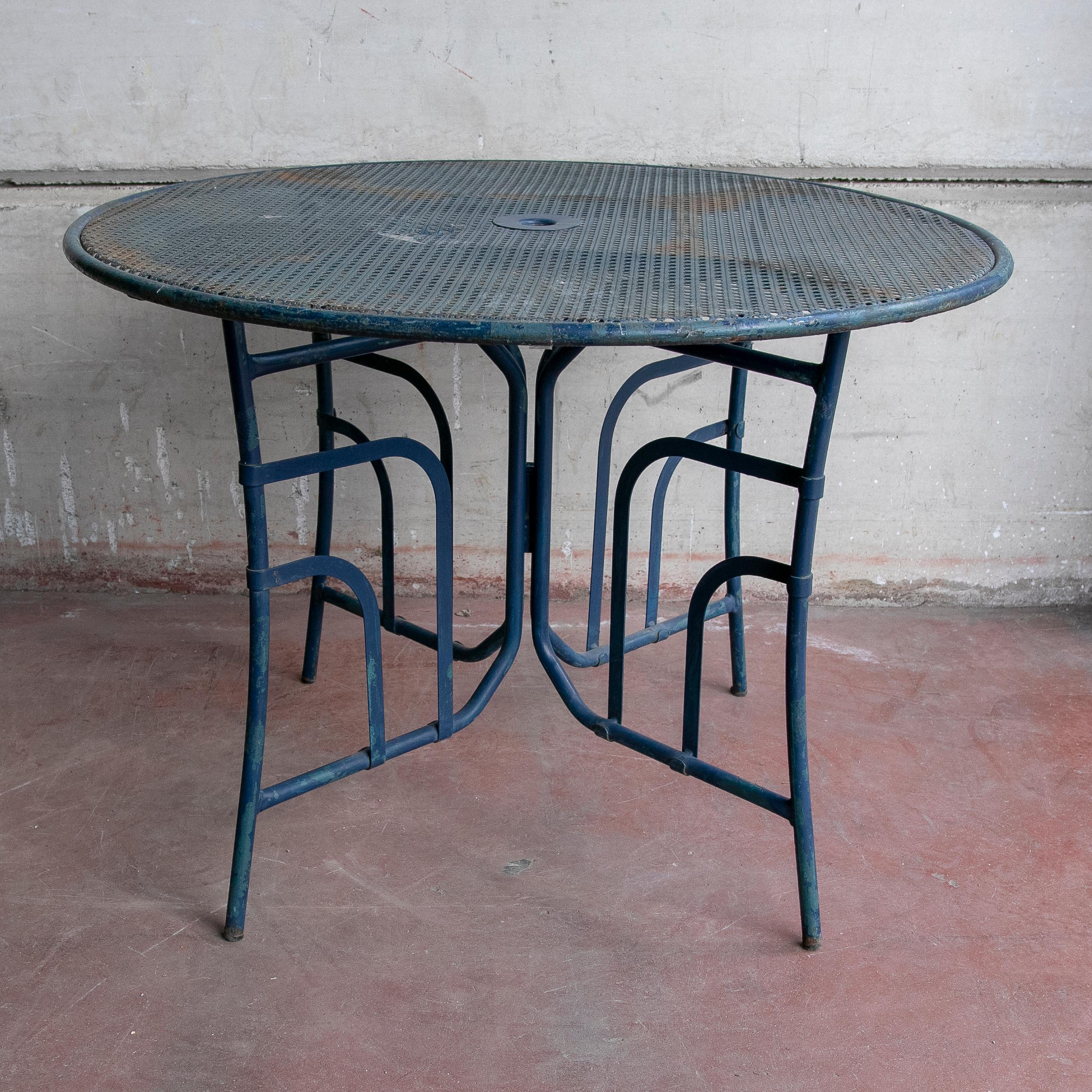 Gartentisch aus Eisen aus den 1980er Jahren in blauer Farbe lackiert.