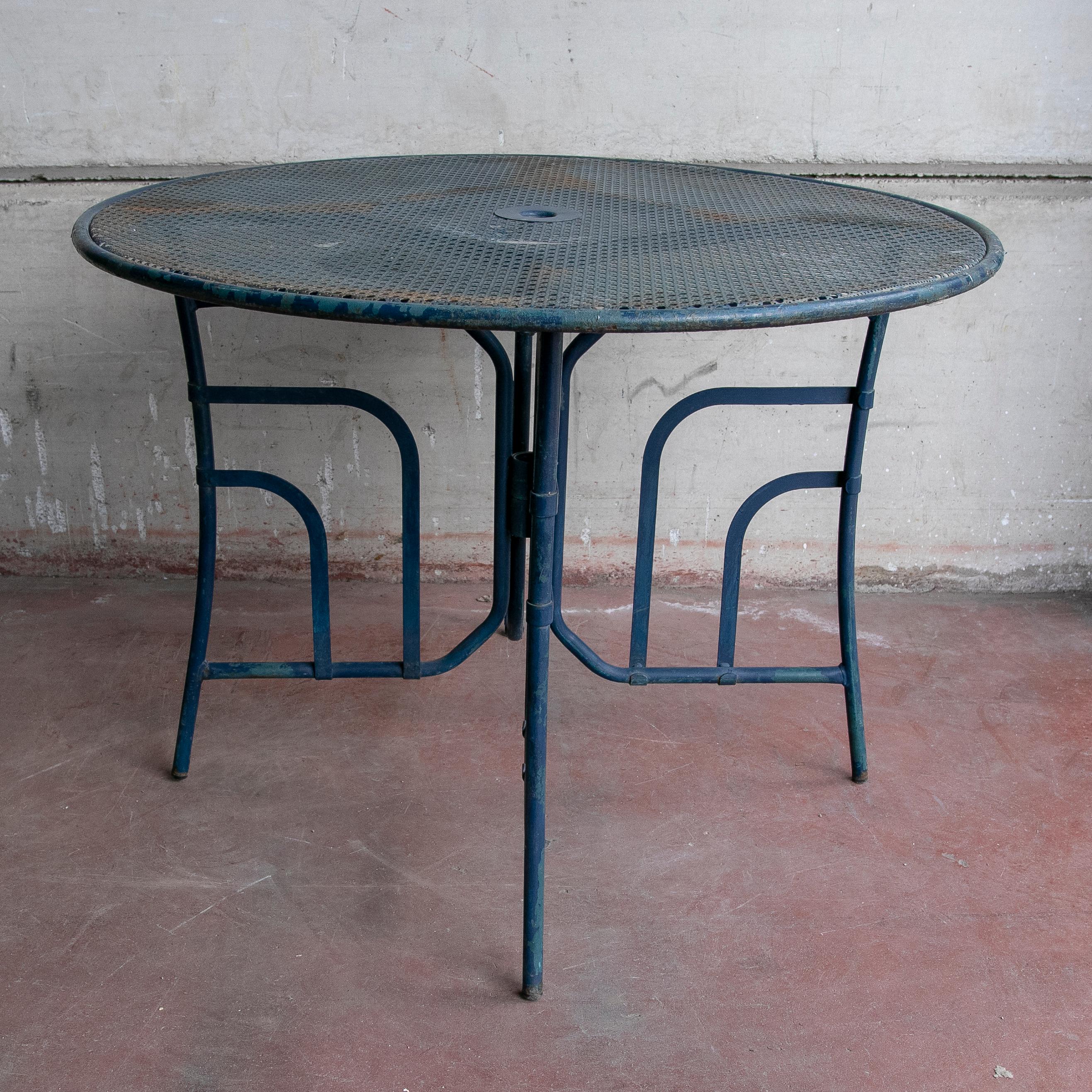 1980s Iron Garden Table Painted in Blue Colour In Good Condition For Sale In Marbella, ES
