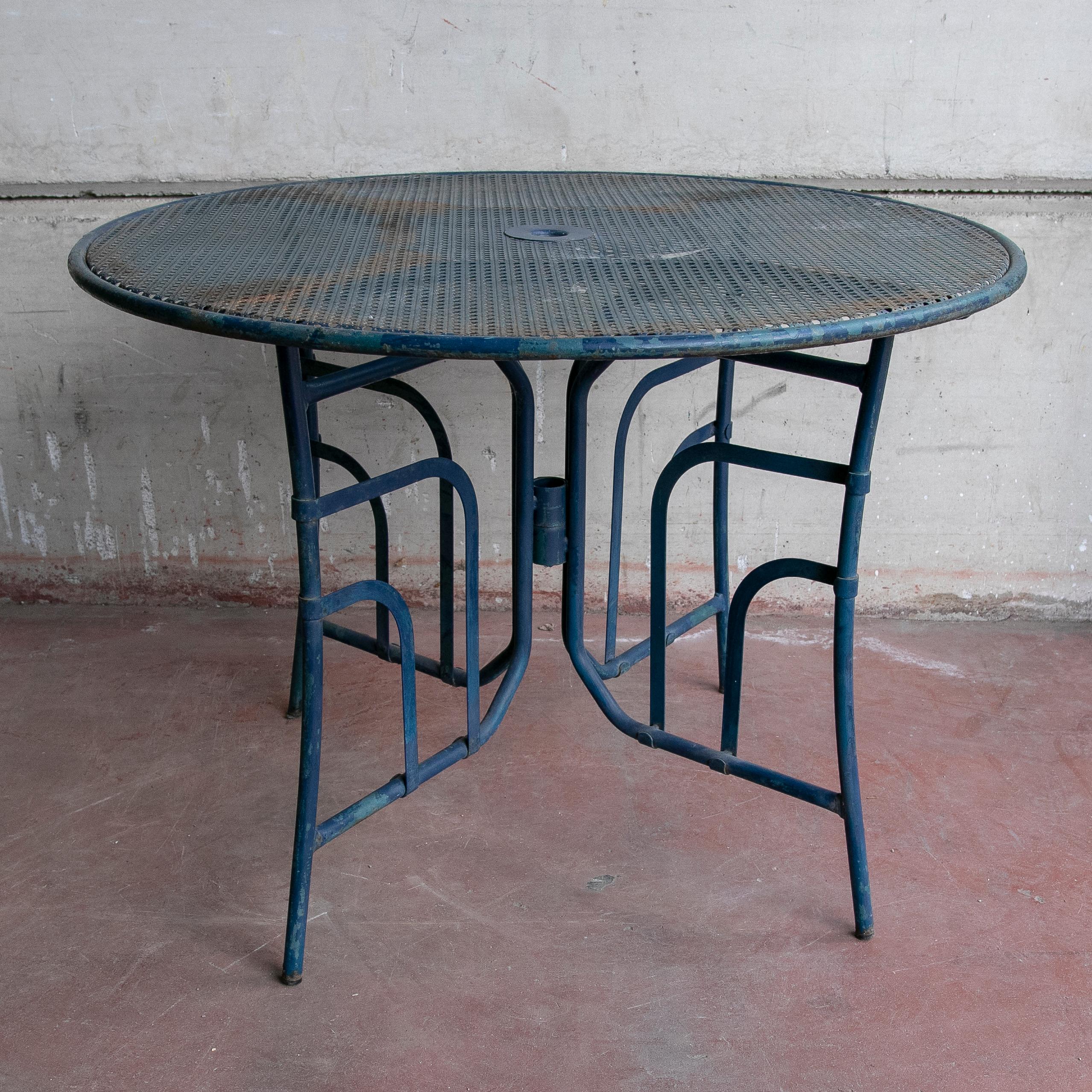 20th Century 1980s Iron Garden Table Painted in Blue Colour For Sale