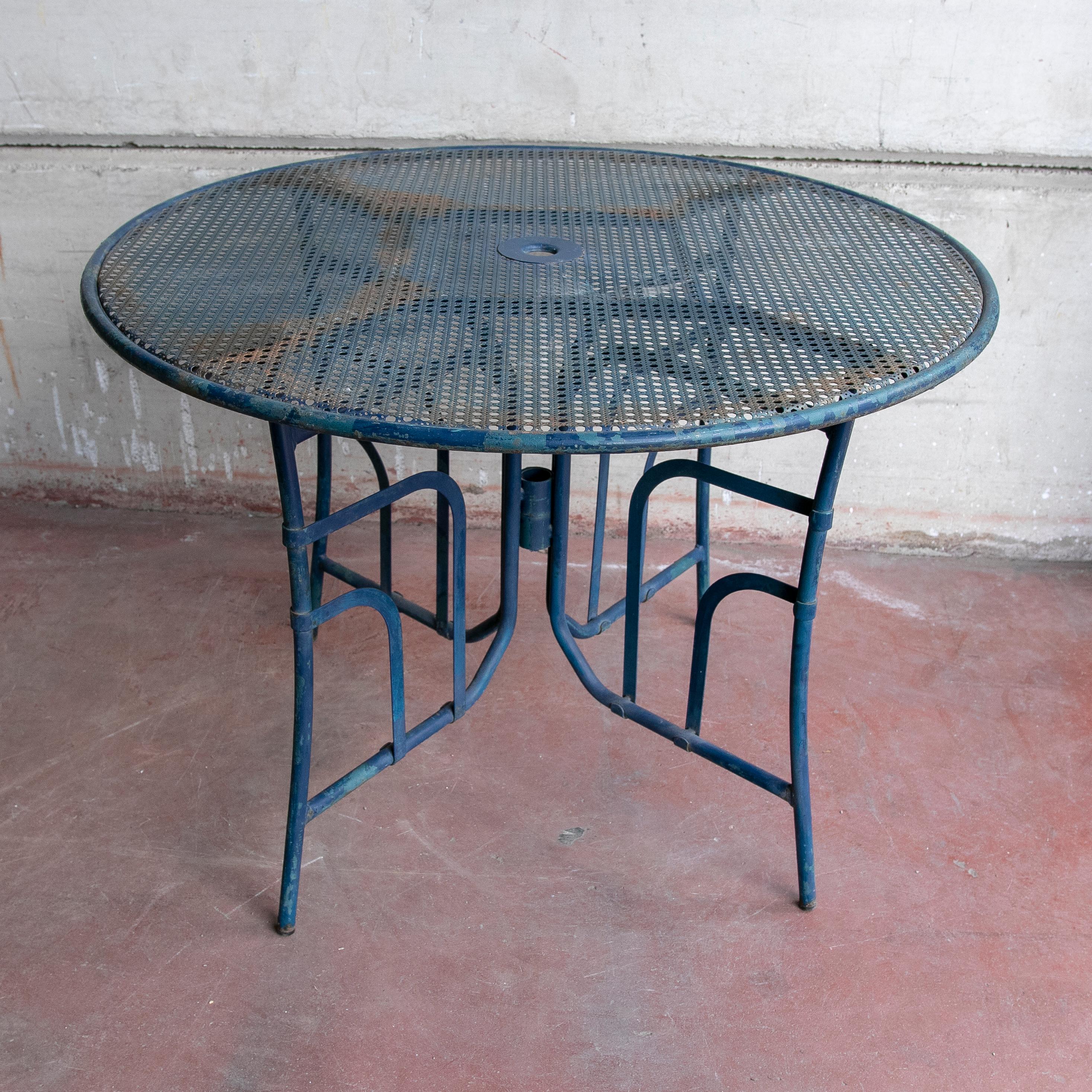 Gartentisch aus Eisen, 1980er Jahre, blau lackiert (Spanisch) im Angebot