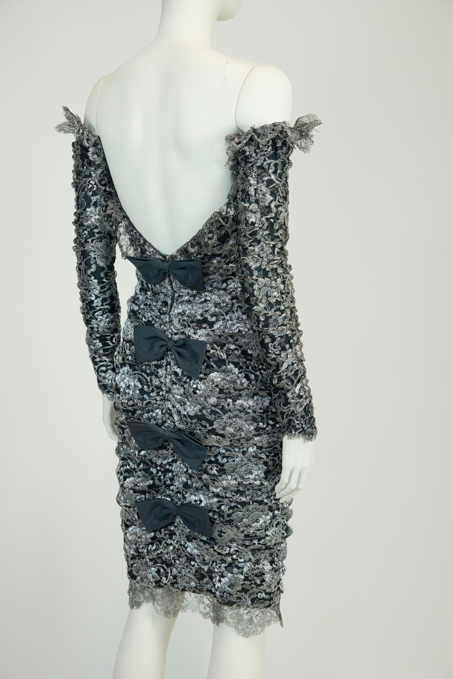 Conçue par la créatrice française Isabelle Allard, cette robe de soirée des années 80 vous donnera envie de faire la fête !
Confectionnée en dentelle argentée métallisée froncée sur toute sa longueur pour souligner la coupe près du corps et apporter