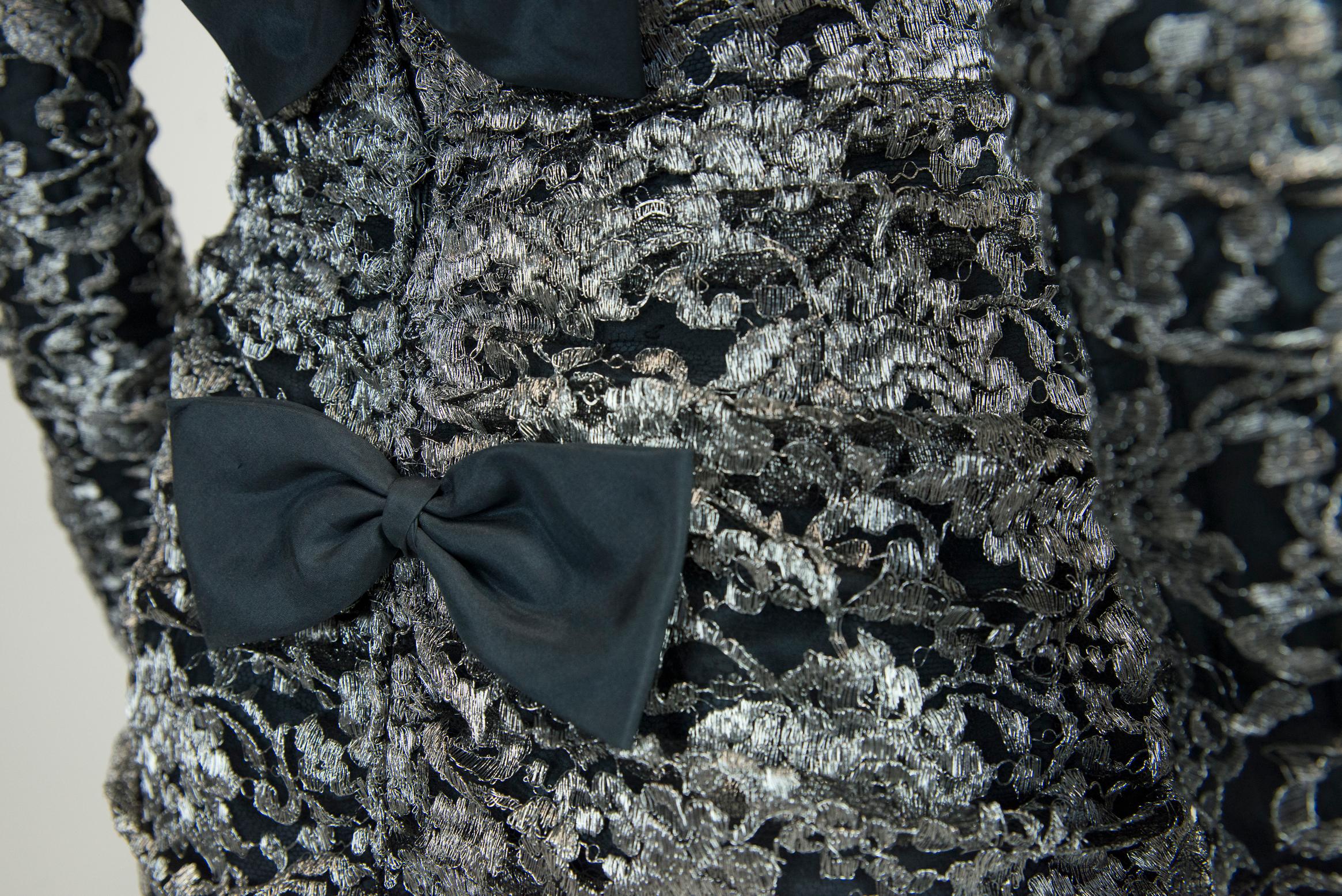 Isabelle Allard ensemble robe froncée ornée de nœuds et manches amovibles des années 1980 Bon état - En vente à Geneva, CH