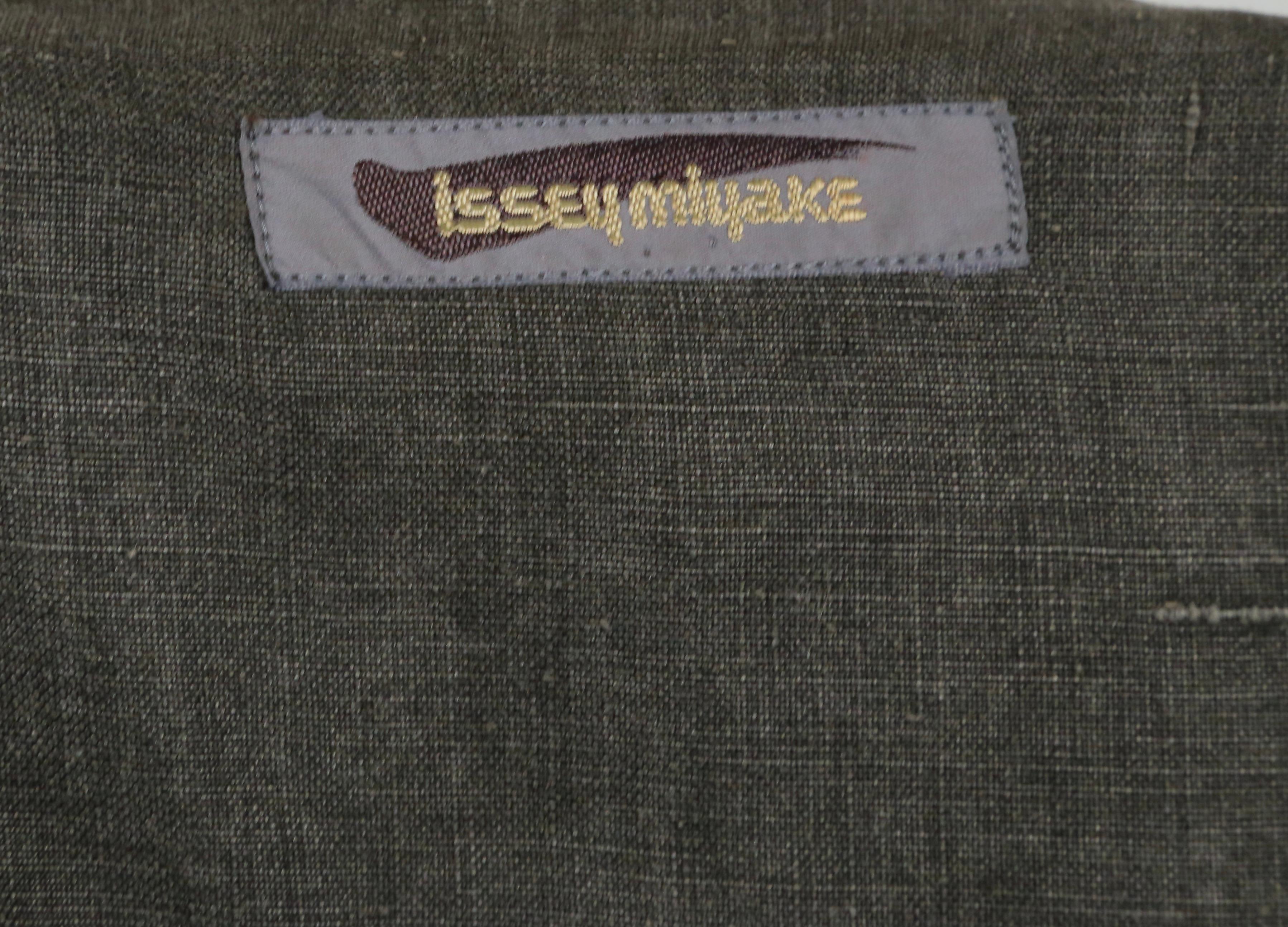 Chaqueta de lino drapeada ISSEY MIYAKE de los años 80 con cierre de botón único en venta 3